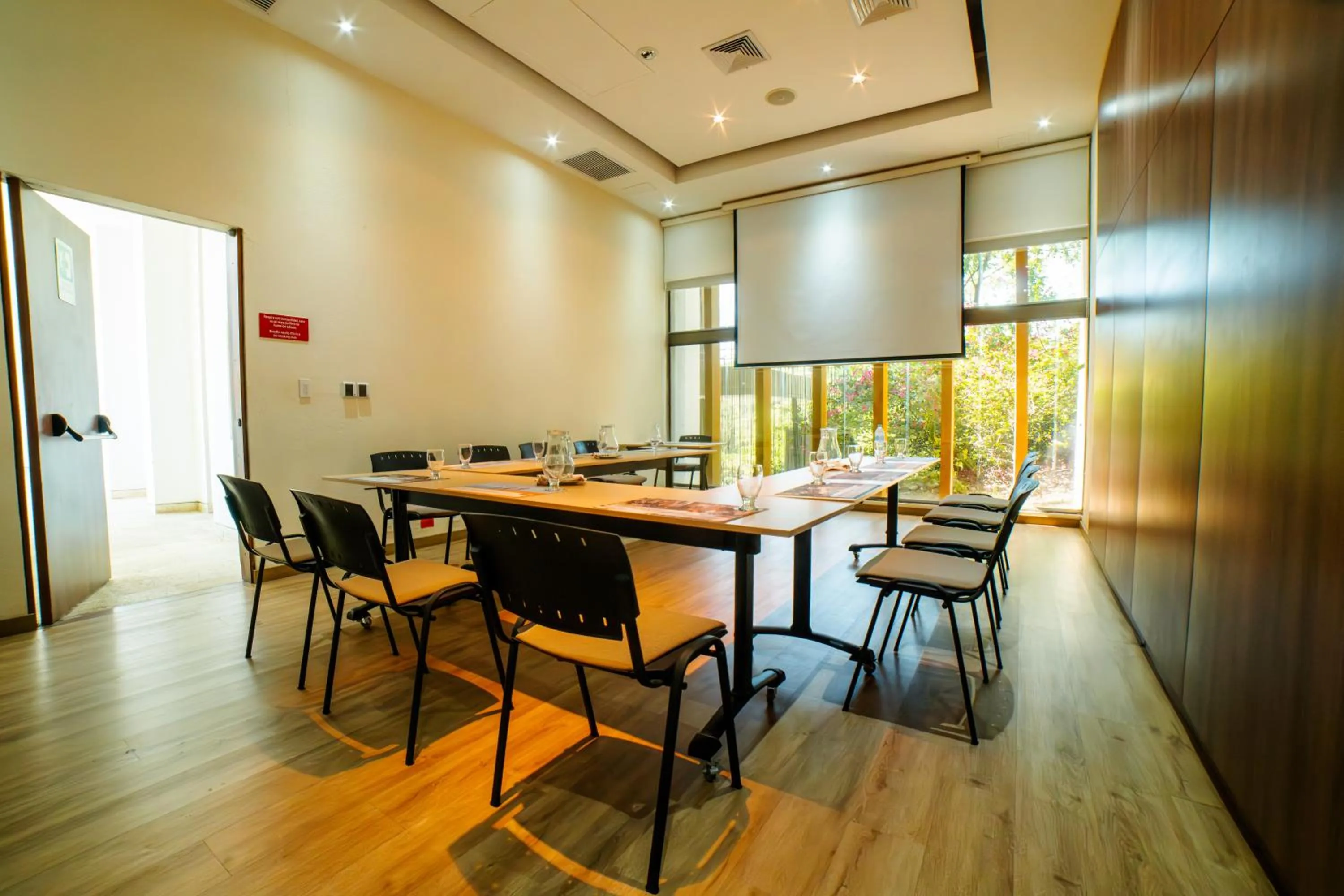 Meeting/conference room in Hotel Waya Guajira By OxoHotel