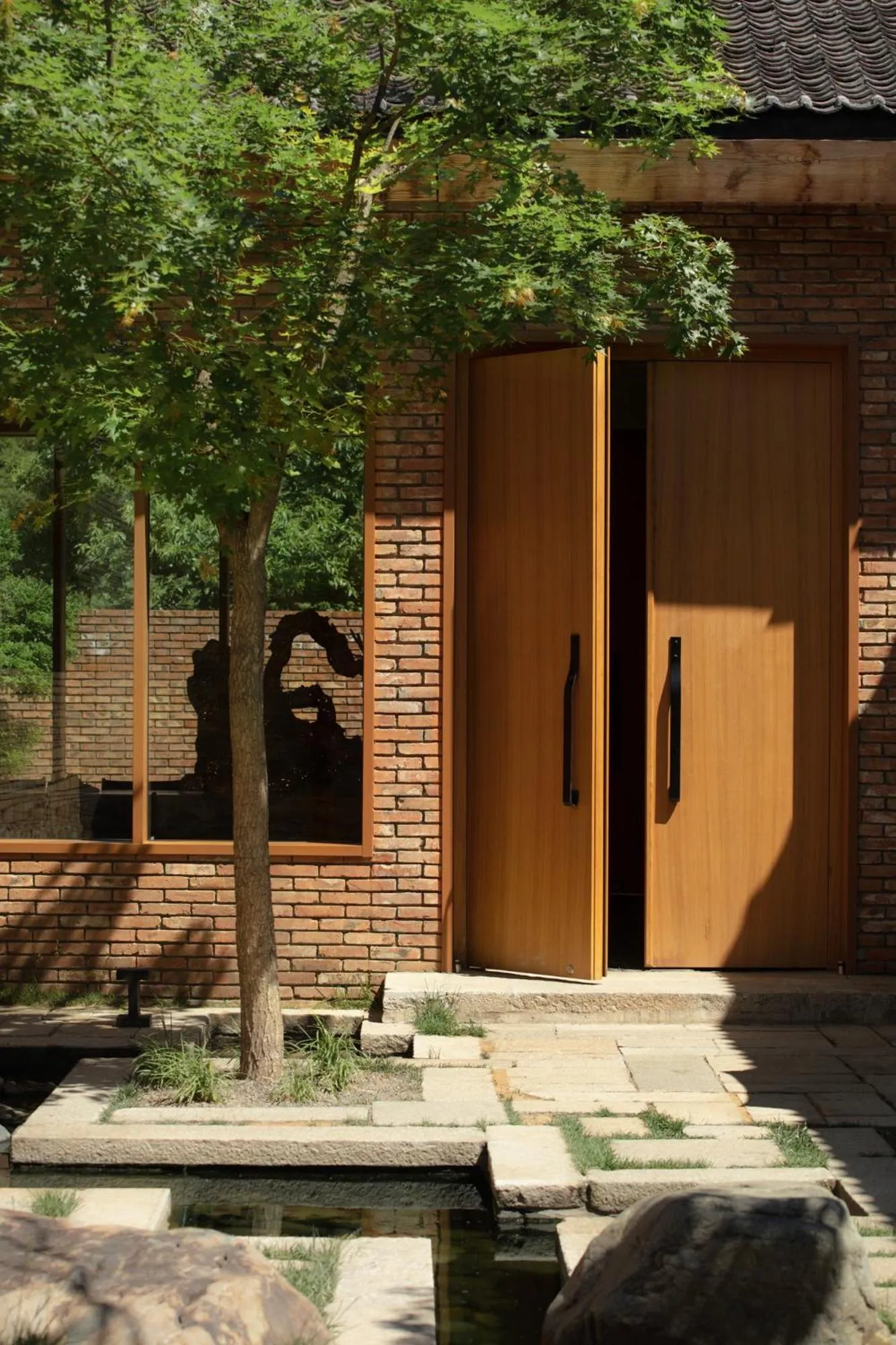 Property building in Sansa Village Boutique Hotel at Mutianyu Great Wall Adjoin to Mutianyu Great Wall - Room with the View of Great Wall - Jacuzzi with the View of Great Wall - Vehicle Shuttle Service - International Catering - SPA& Nail Beauty Facilities