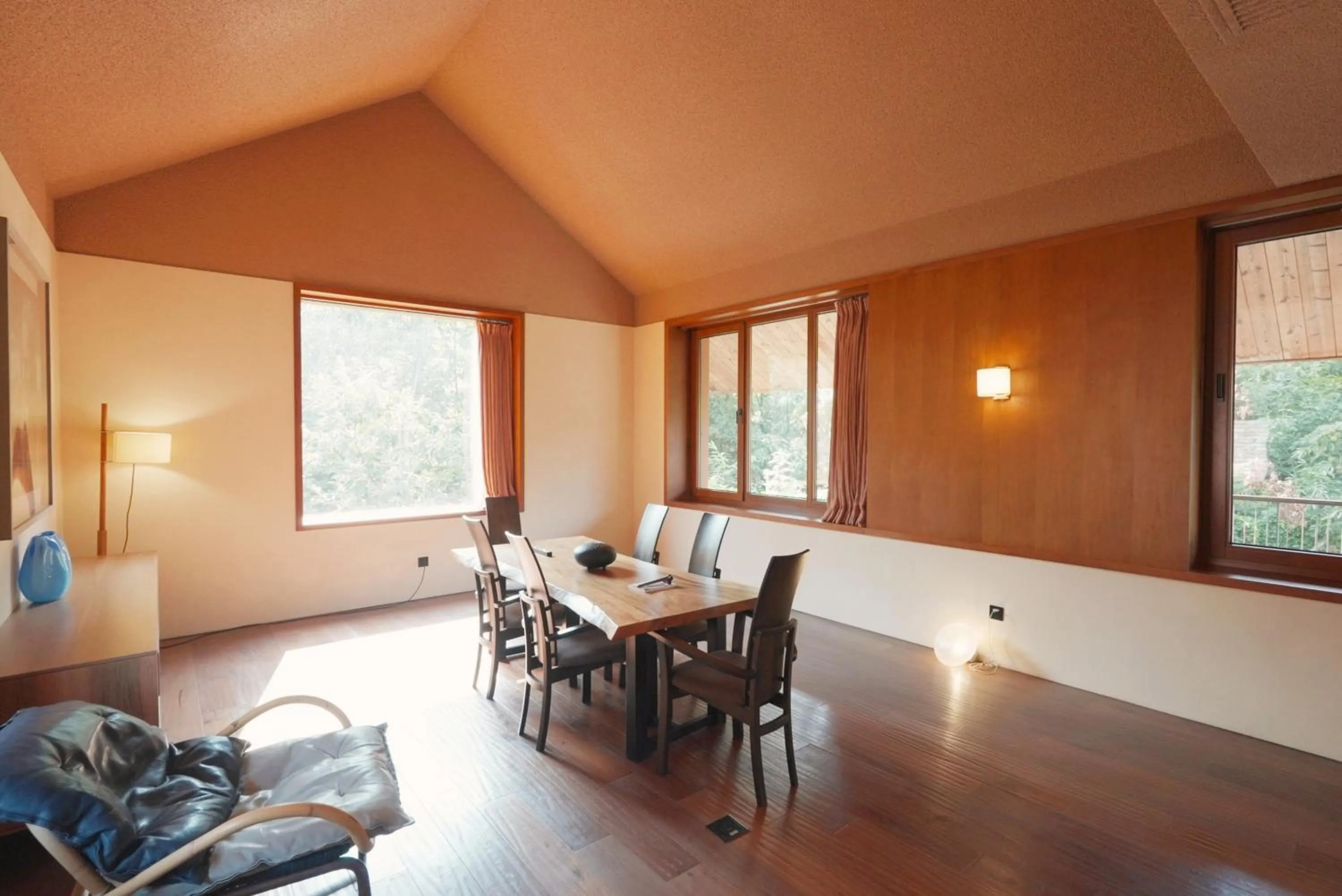 Living room in Sansa Village Boutique Hotel at Mutianyu Great Wall Adjoin to Mutianyu Great Wall - Room with the View of Great Wall - Jacuzzi with the View of Great Wall - Vehicle Shuttle Service - International Catering - SPA& Nail Beauty Facilities