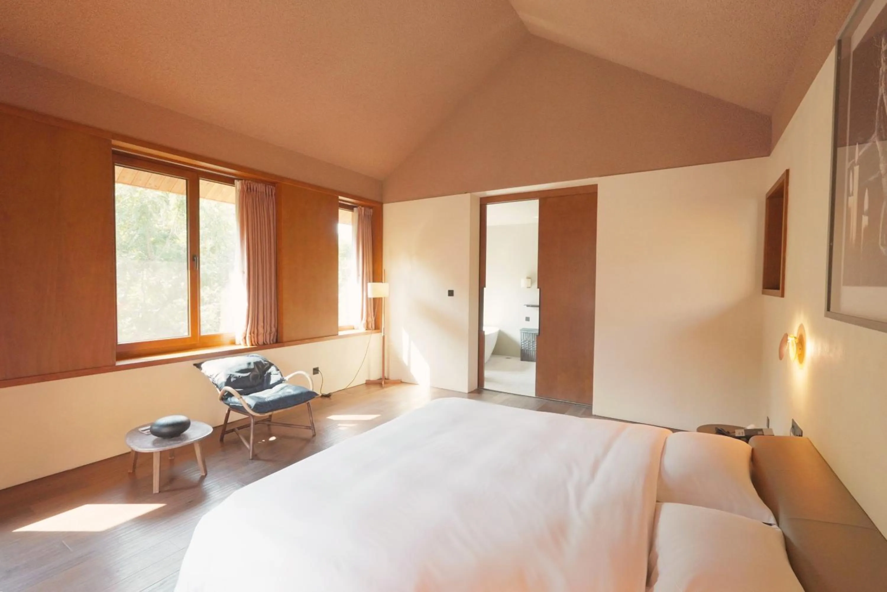 Bed in Sansa Village Boutique Hotel at Mutianyu Great Wall Adjoin to Mutianyu Great Wall - Room with the View of Great Wall - Jacuzzi with the View of Great Wall - Vehicle Shuttle Service - International Catering - SPA& Nail Beauty Facilities