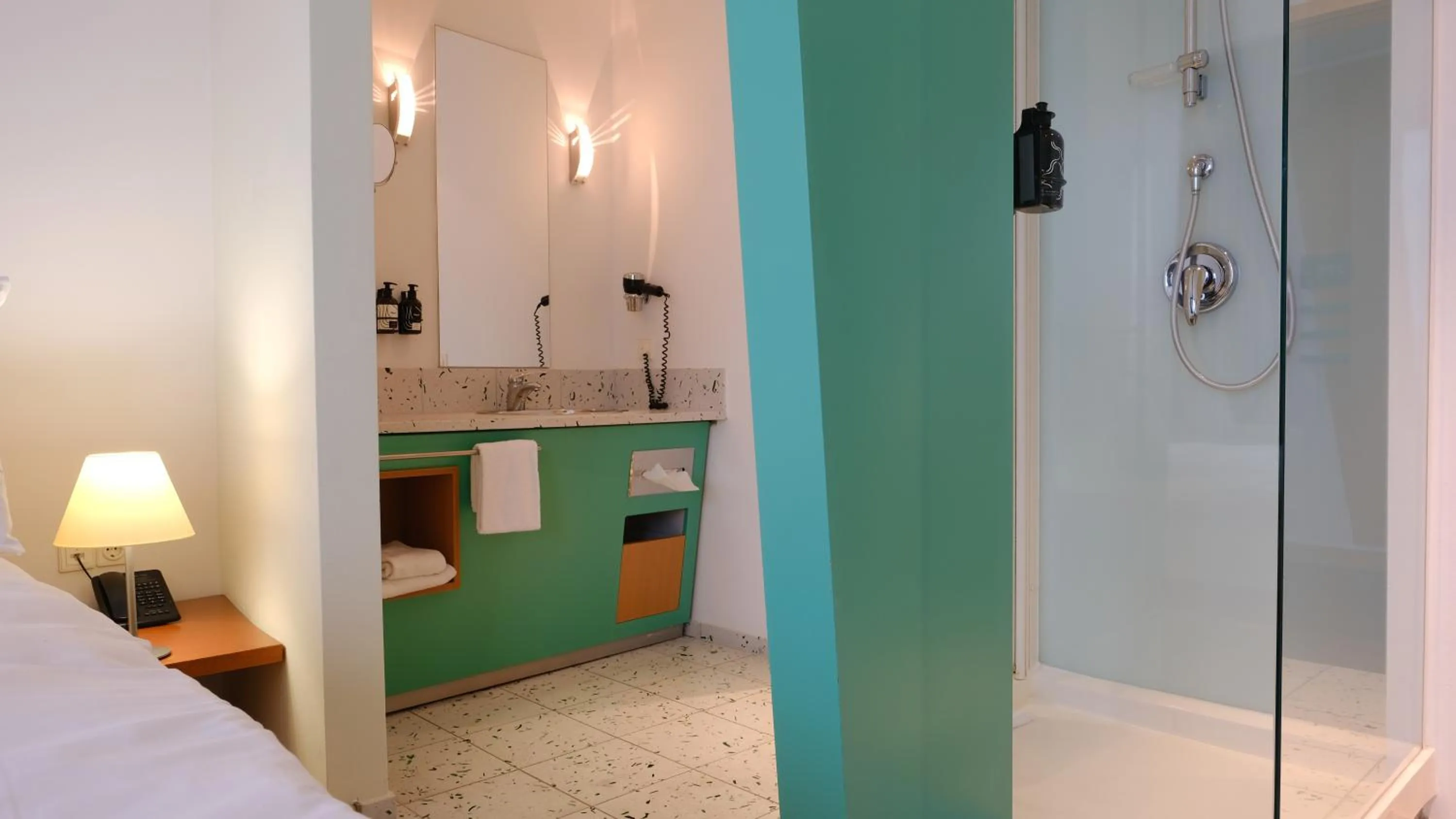 Standard Queen Room in FOUR Munich Neue Messe