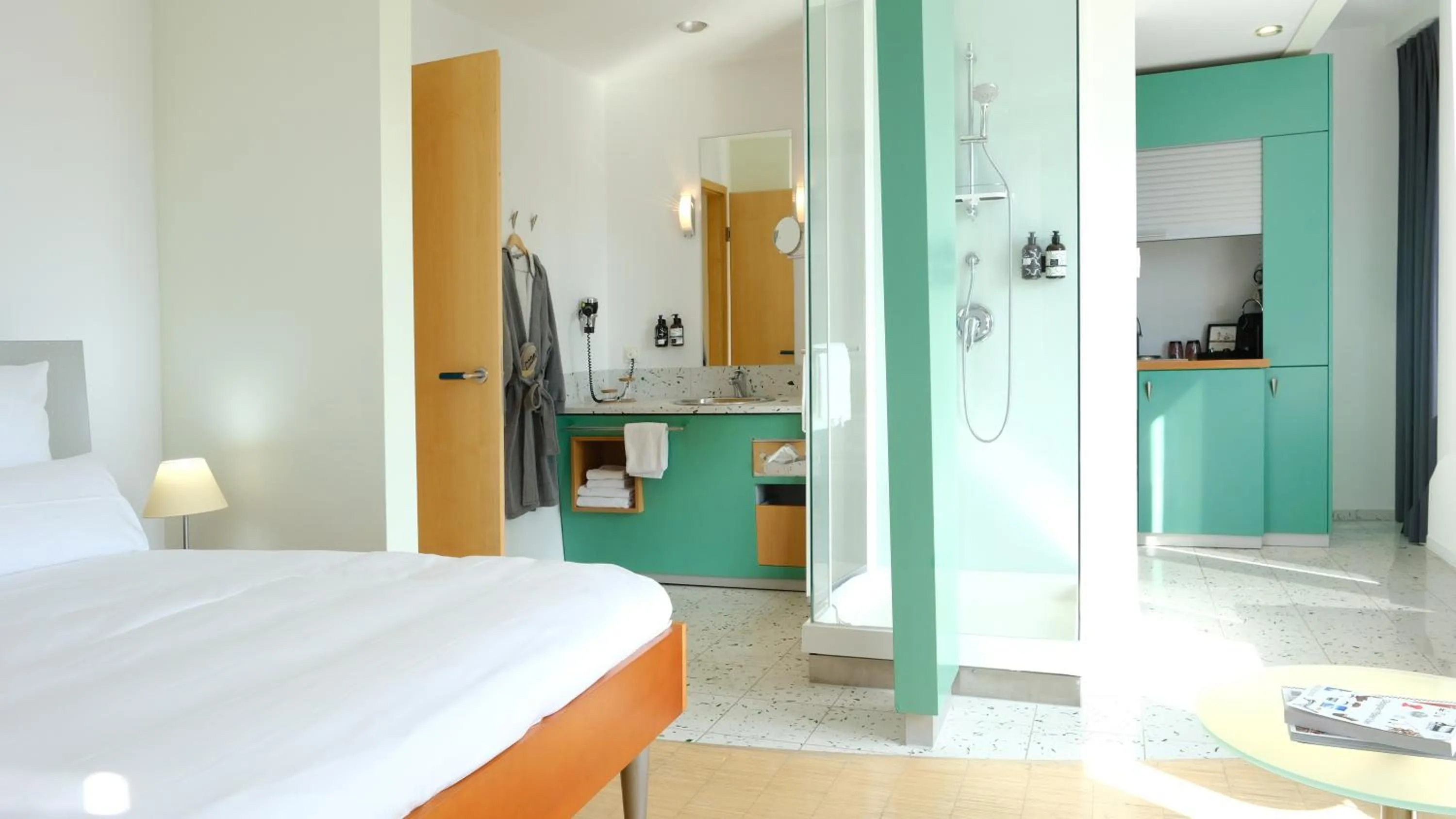 Premium Queen Room with Kitchenette in FOUR Munich Neue Messe