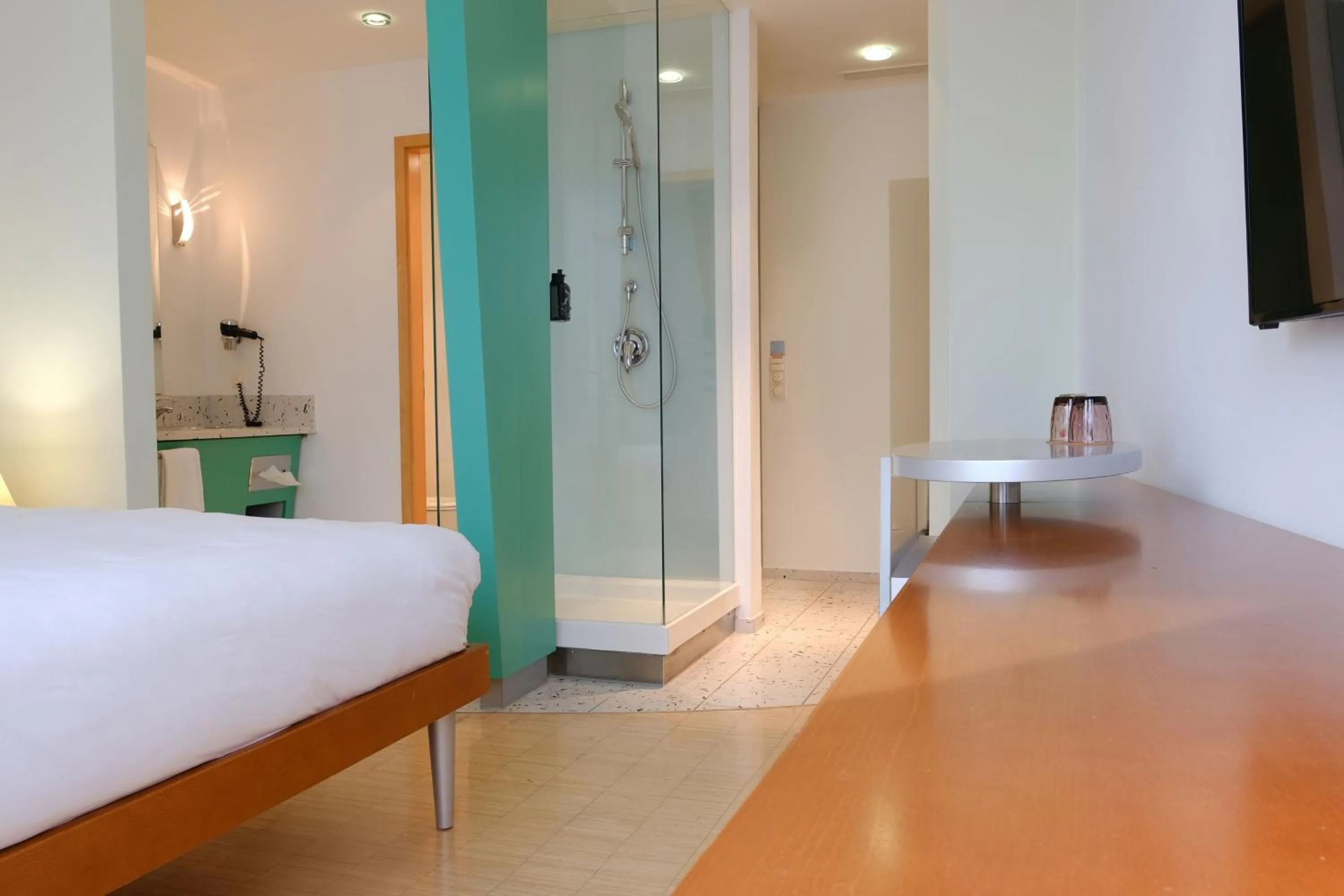 Photo of the whole room, Bed in Four Points by Sheraton Munich Messe