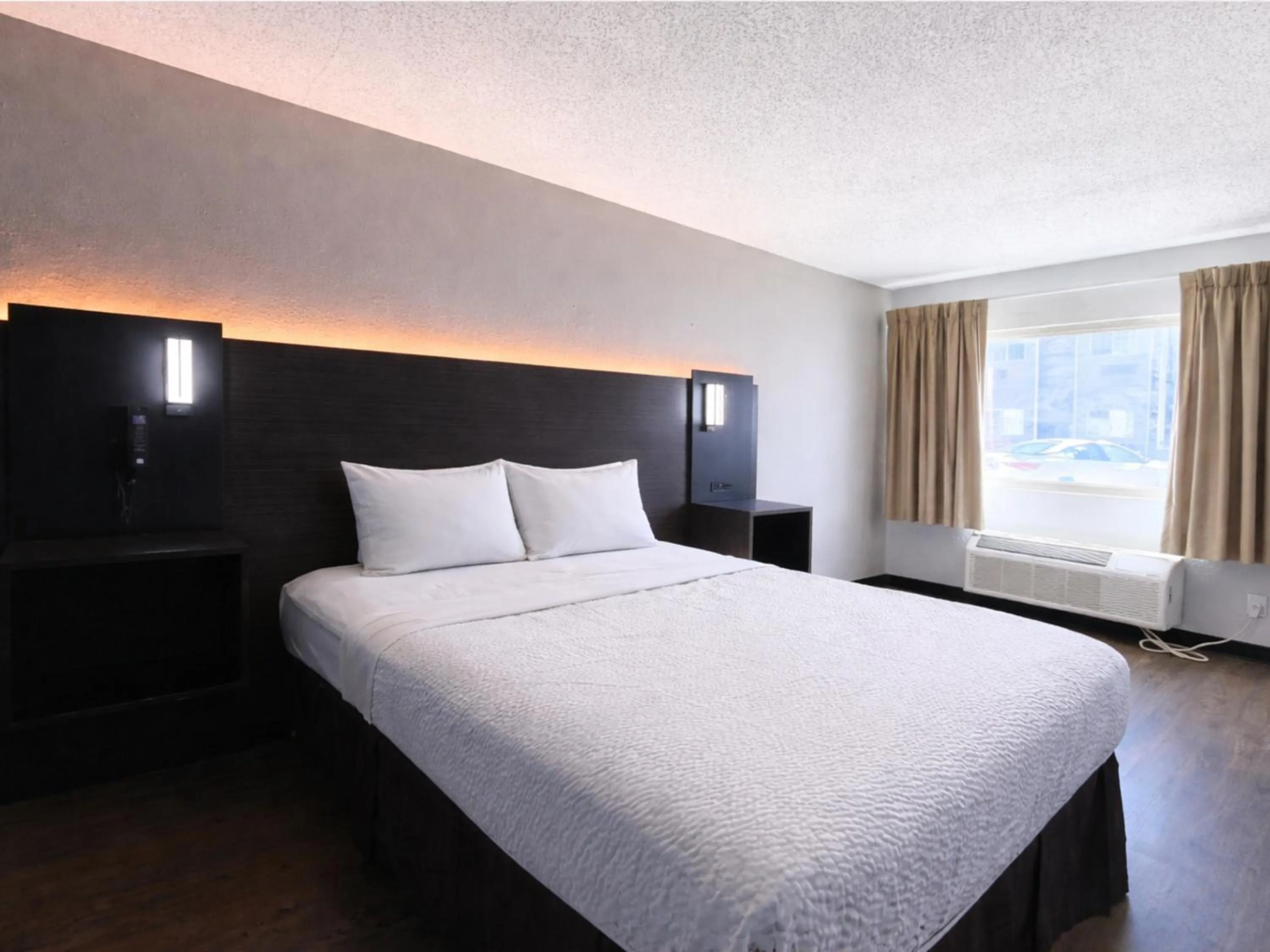 Bedroom, Bed in Motel 6 Elkhart, IN