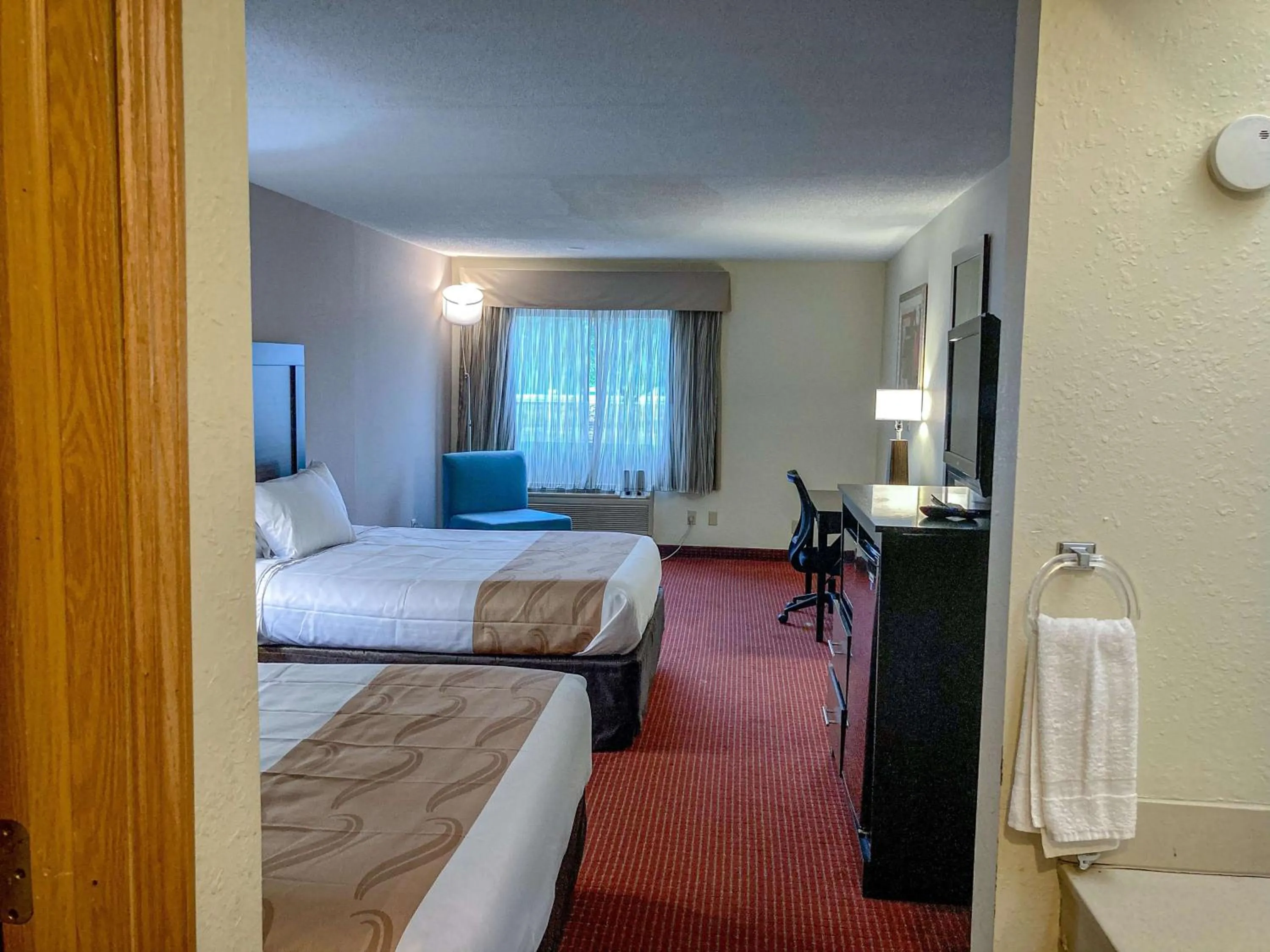 Photo of the whole room, Bed in Motel 6 Elkhart, IN