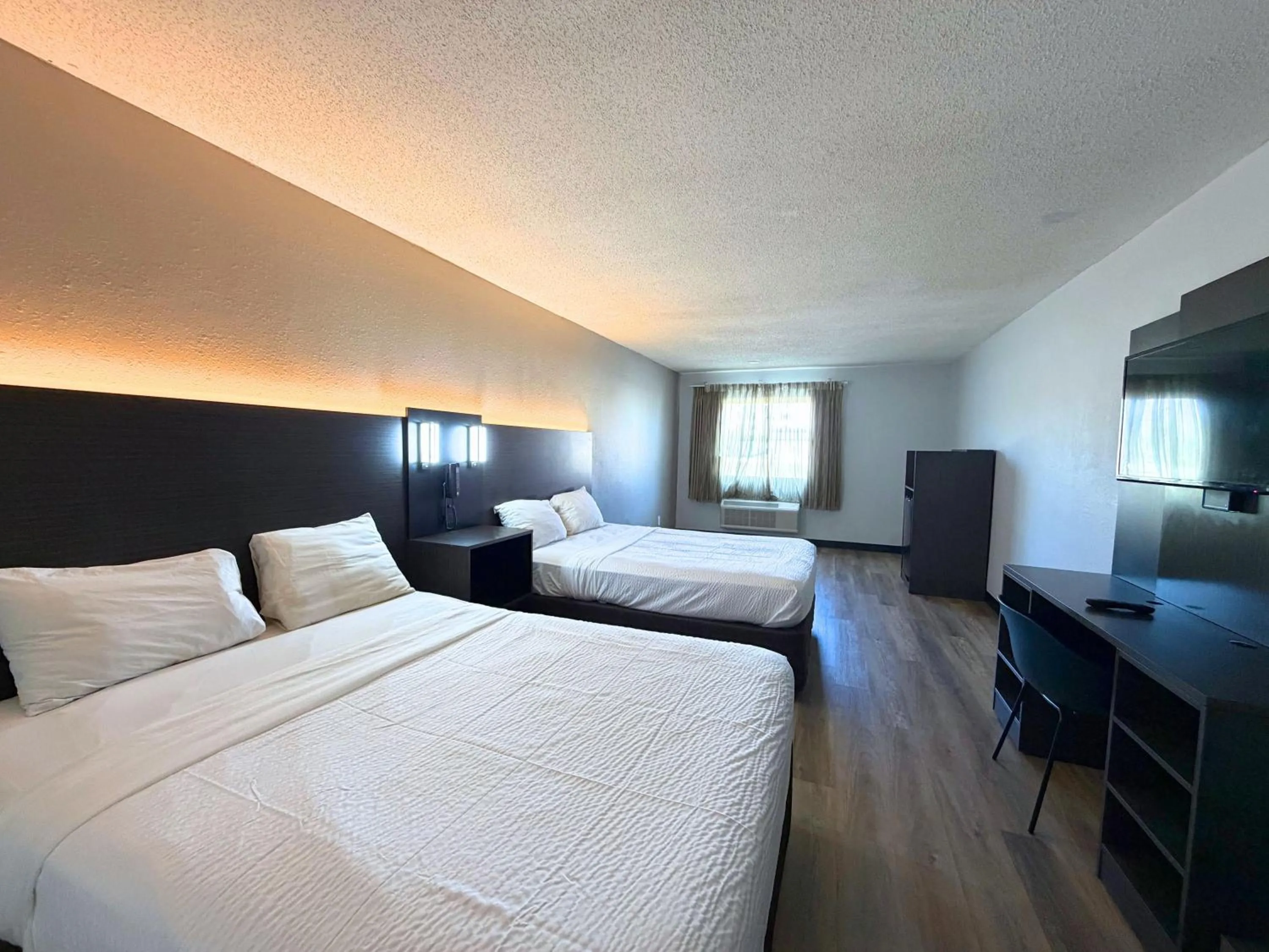 Bedroom, Bed in Motel 6 Elkhart, IN