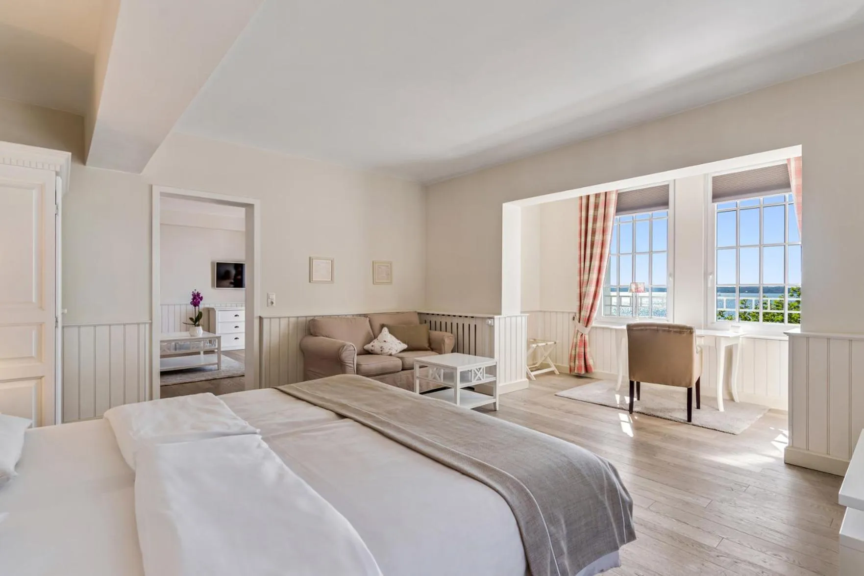 Photo of the whole room, Bed in Strandhotel Glücksburg