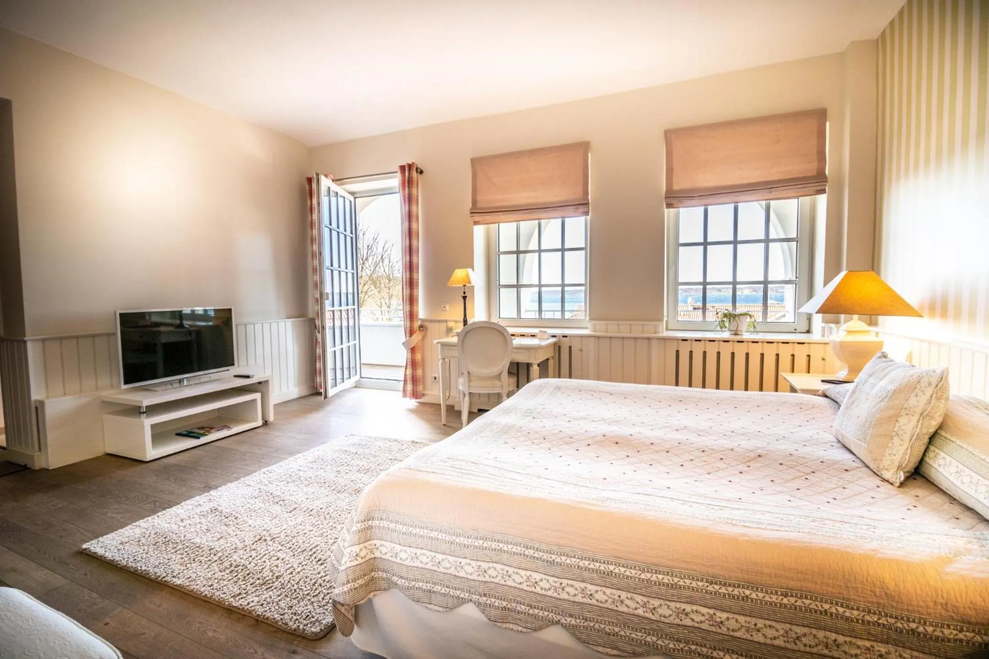 Photo of the whole room, Bed in Strandhotel Glücksburg