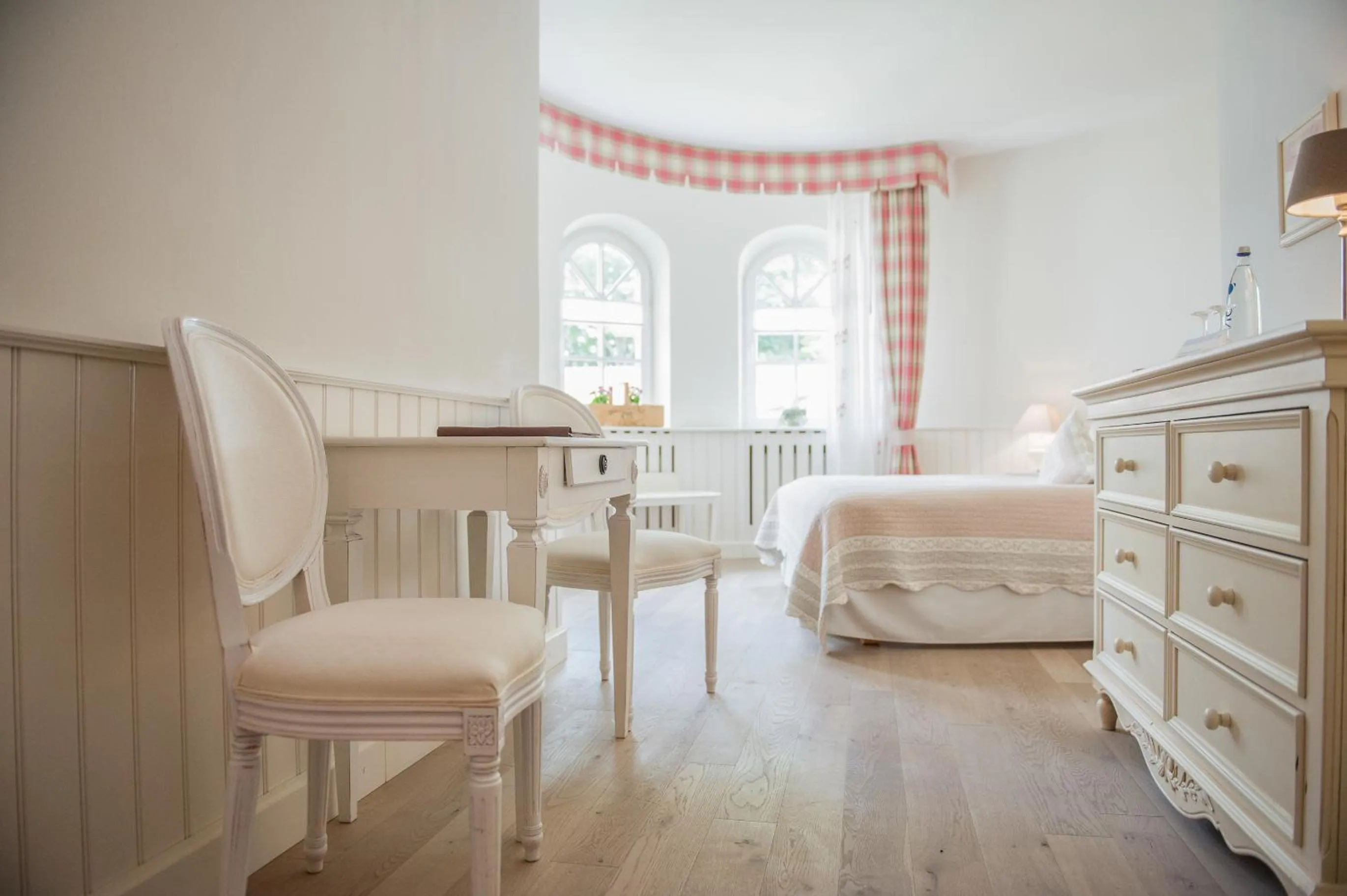 Photo of the whole room, Bed in Strandhotel Glücksburg