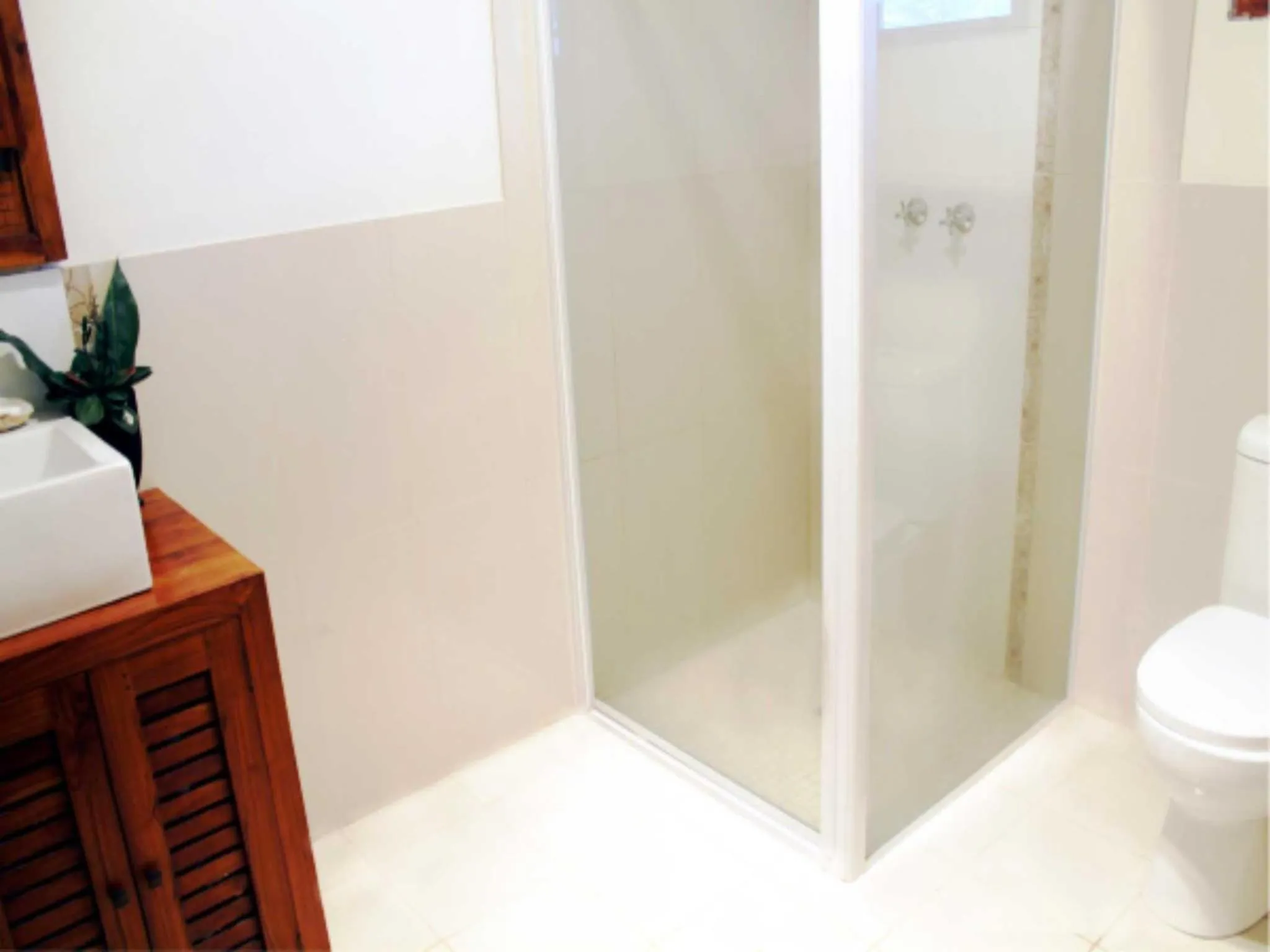 Bathroom in Vanuatu Beachfront Apartments