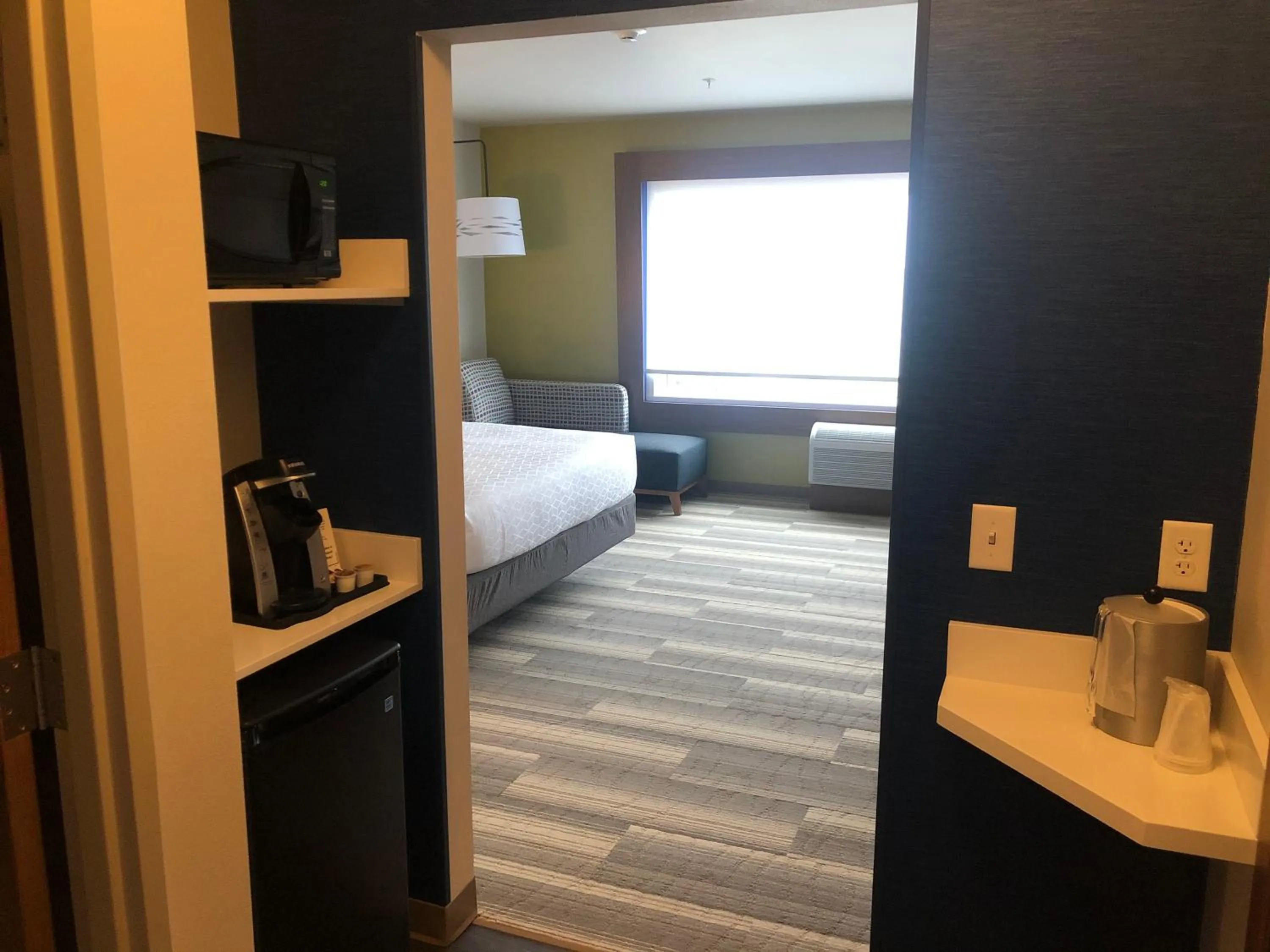Coffee/tea facilities, Bed in Holiday Inn Express & Suites - Madison West - Middleton by IHG