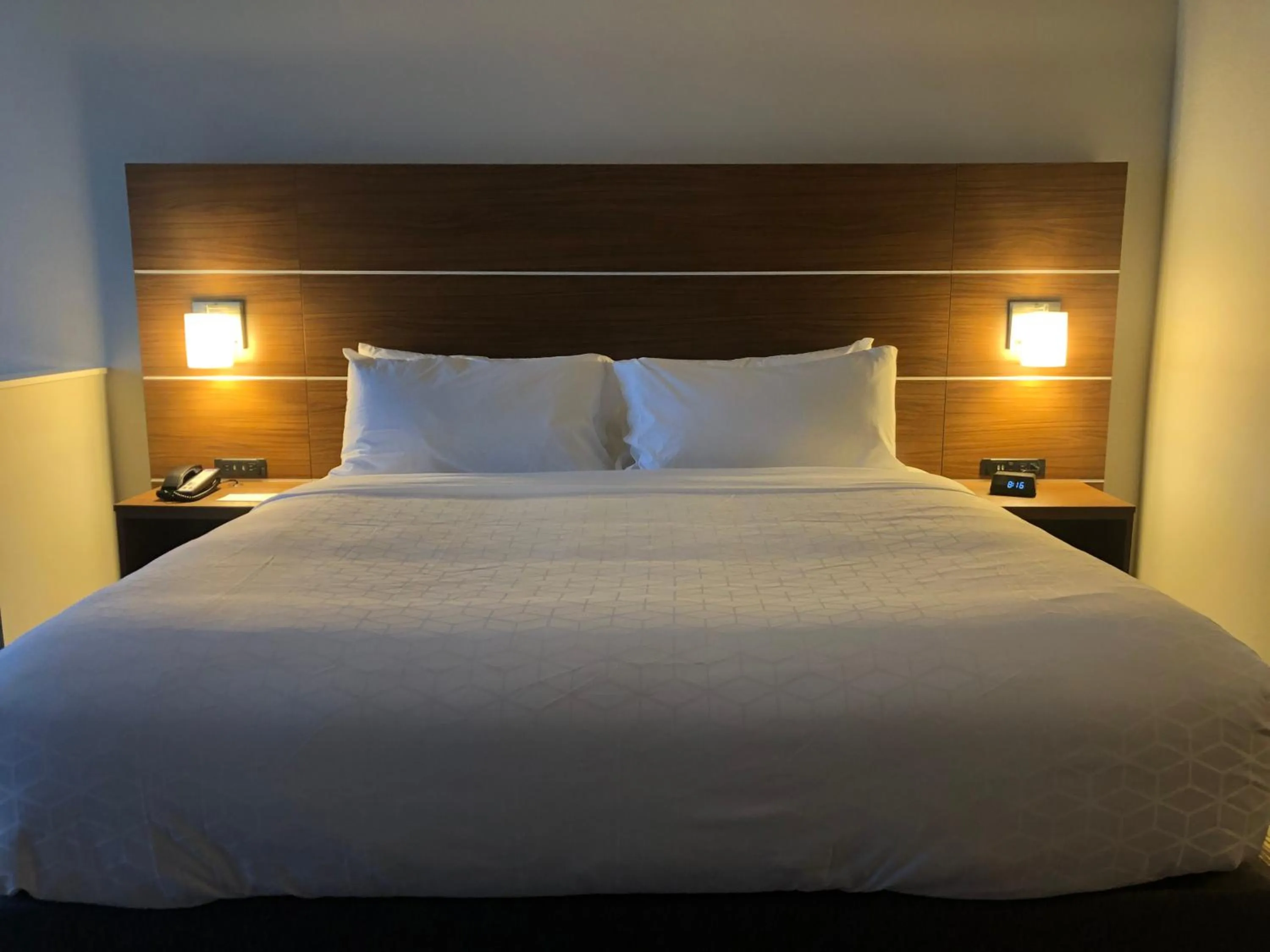 Bed in Holiday Inn Express & Suites - Madison West - Middleton by IHG