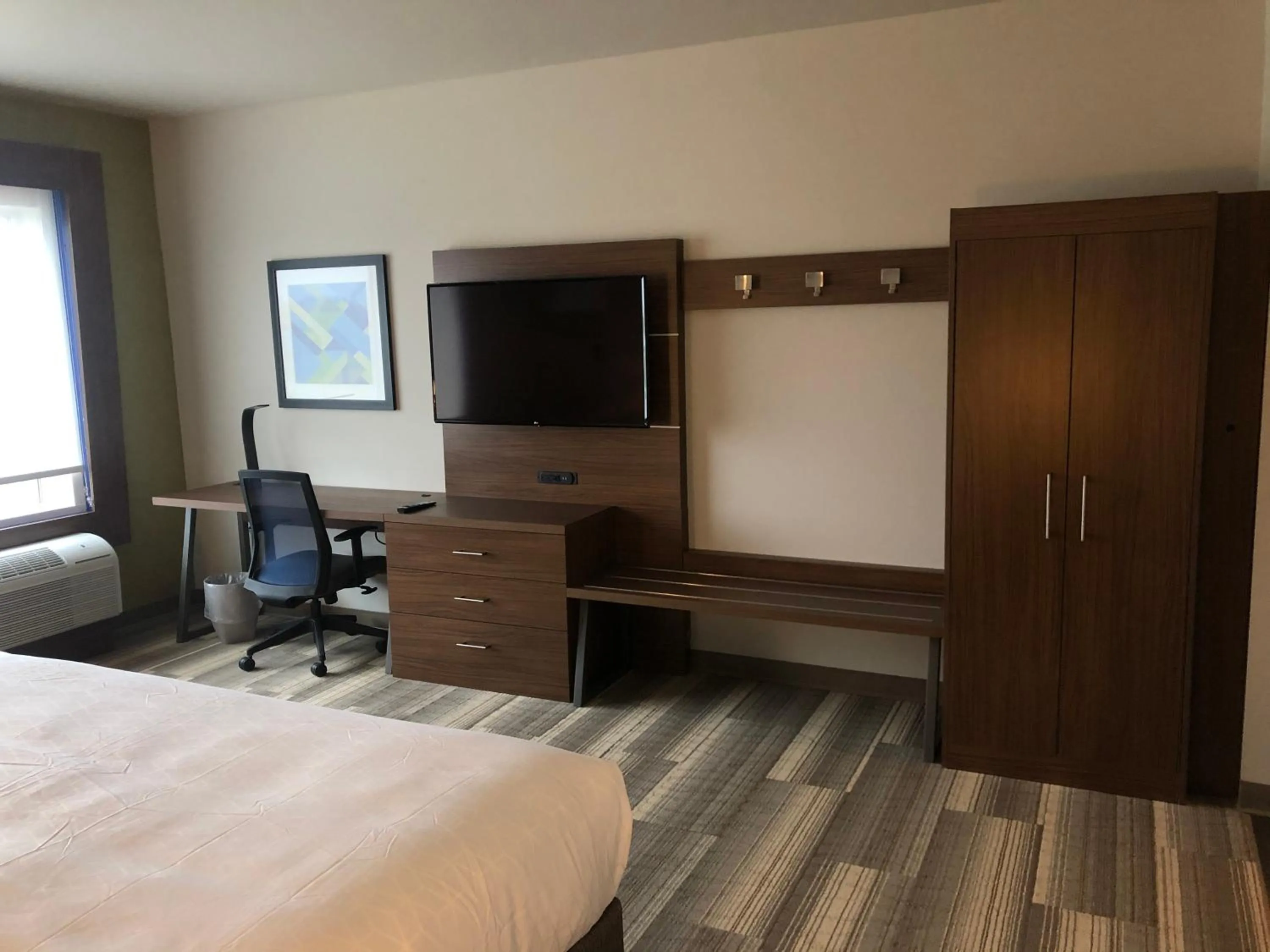 TV and multimedia, Bed in Holiday Inn Express & Suites - Madison West - Middleton by IHG