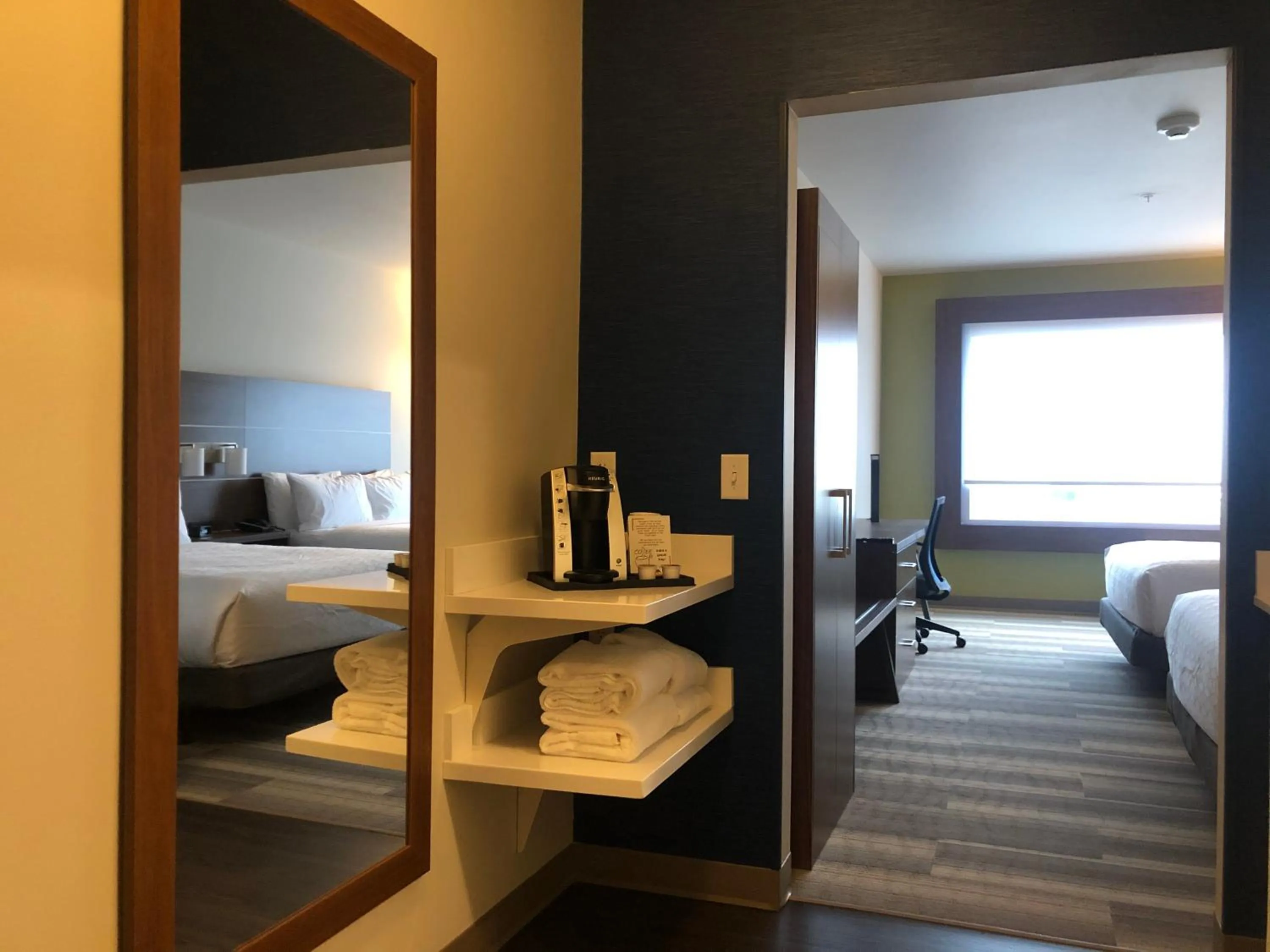 Coffee/tea facilities, Bed in Holiday Inn Express & Suites - Madison West - Middleton by IHG