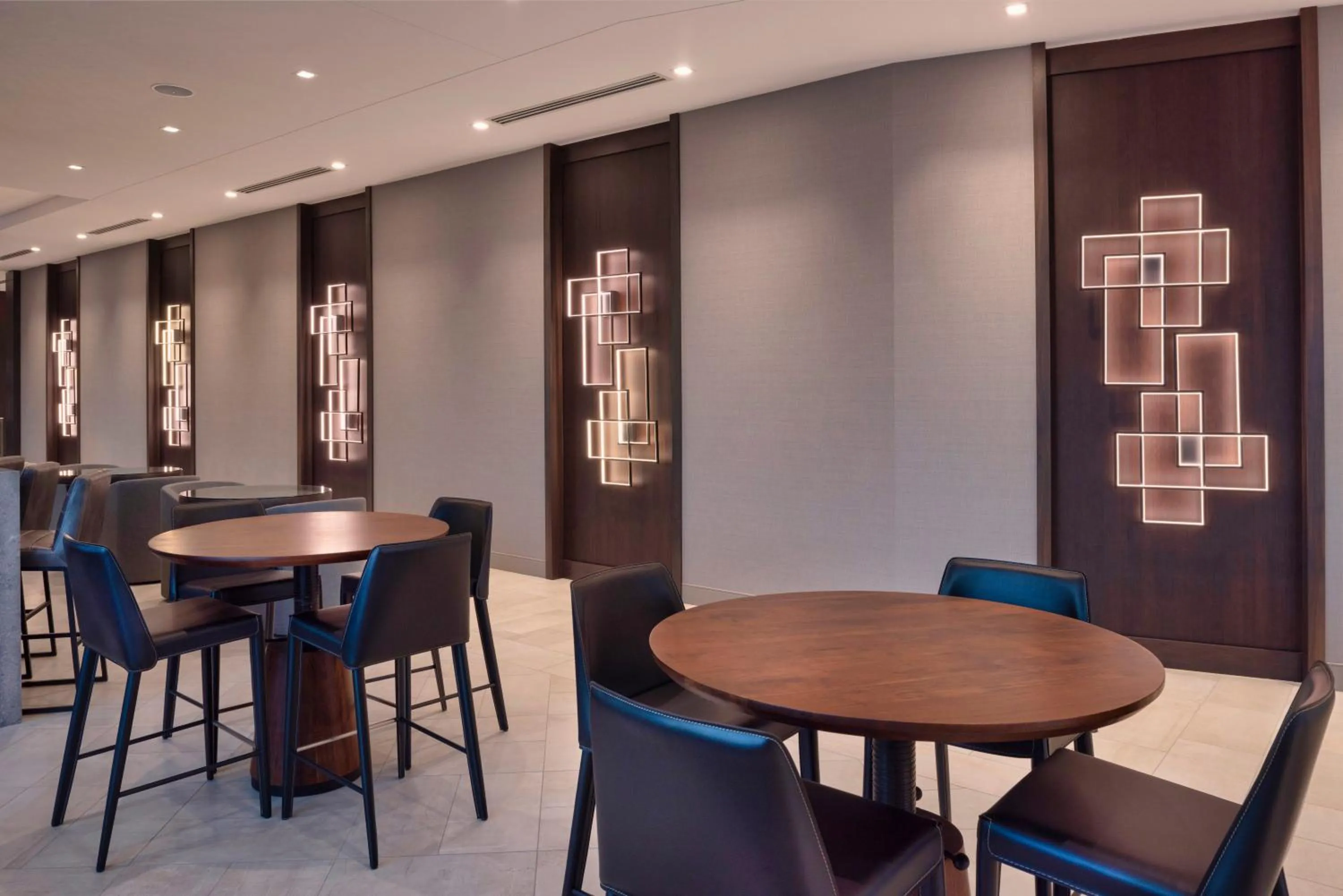 Lounge or bar in Staybridge Suites - Boston Logan Airport - Revere by IHG