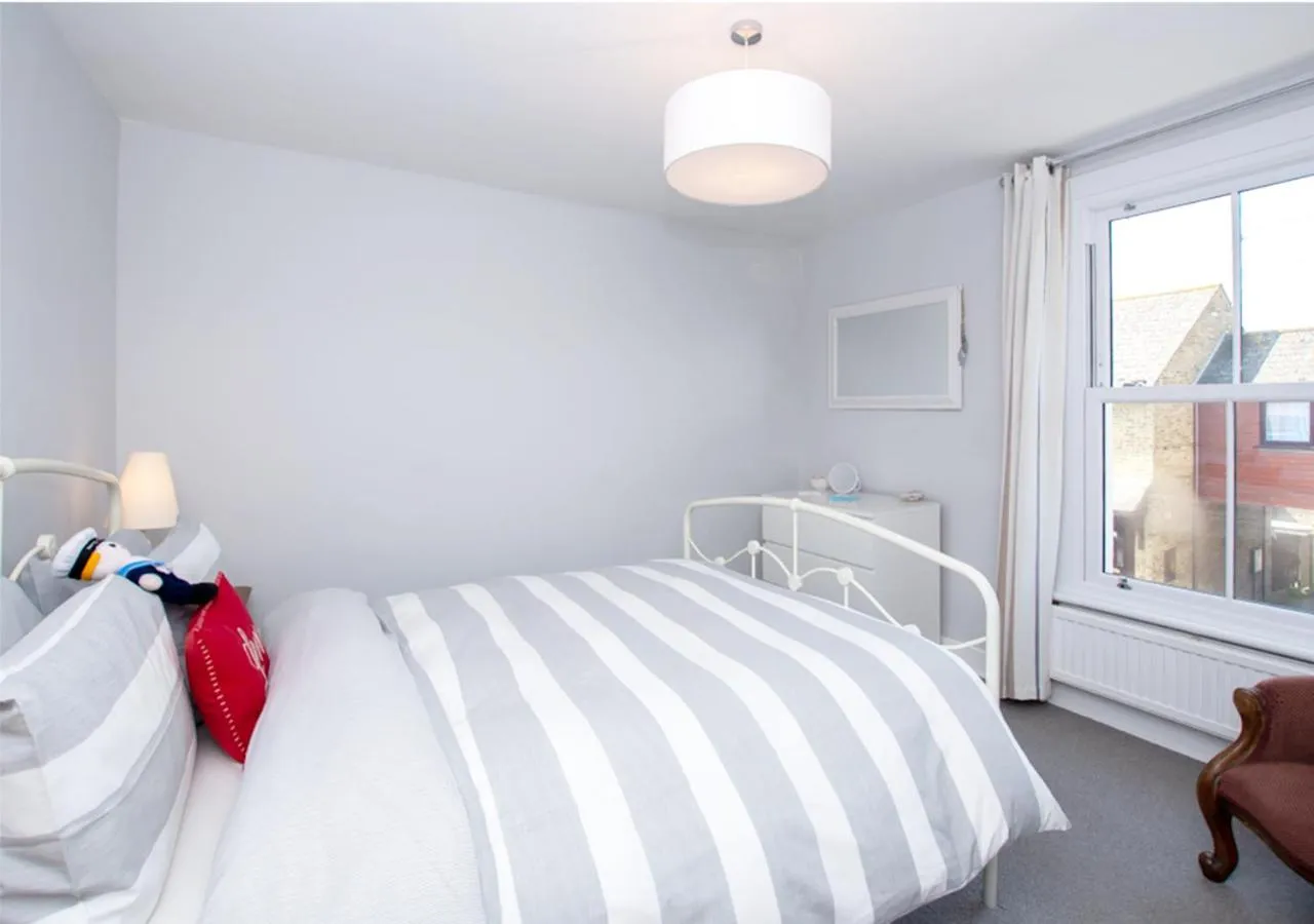 Bedroom, Bed in Seashell Cottage