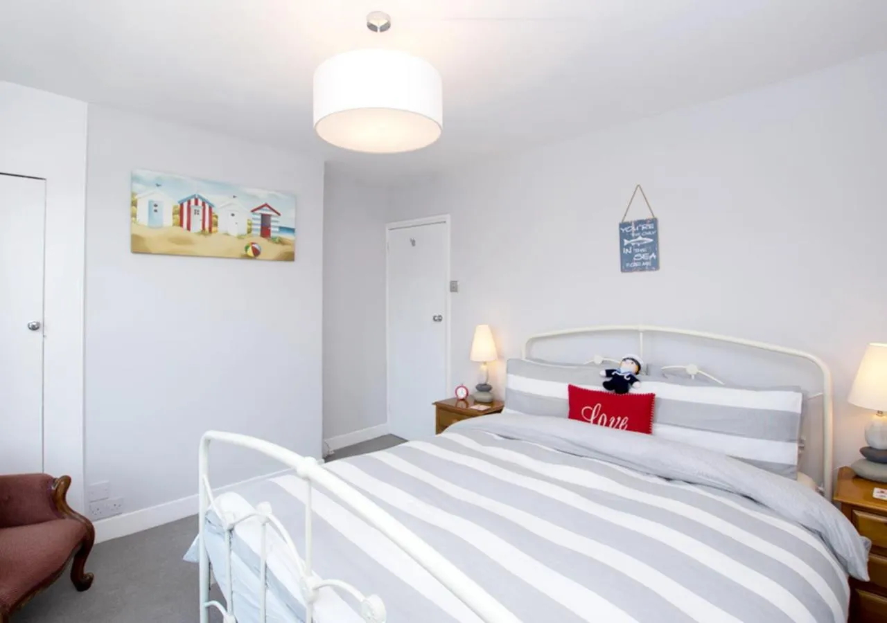Bedroom, Bed in Seashell Cottage