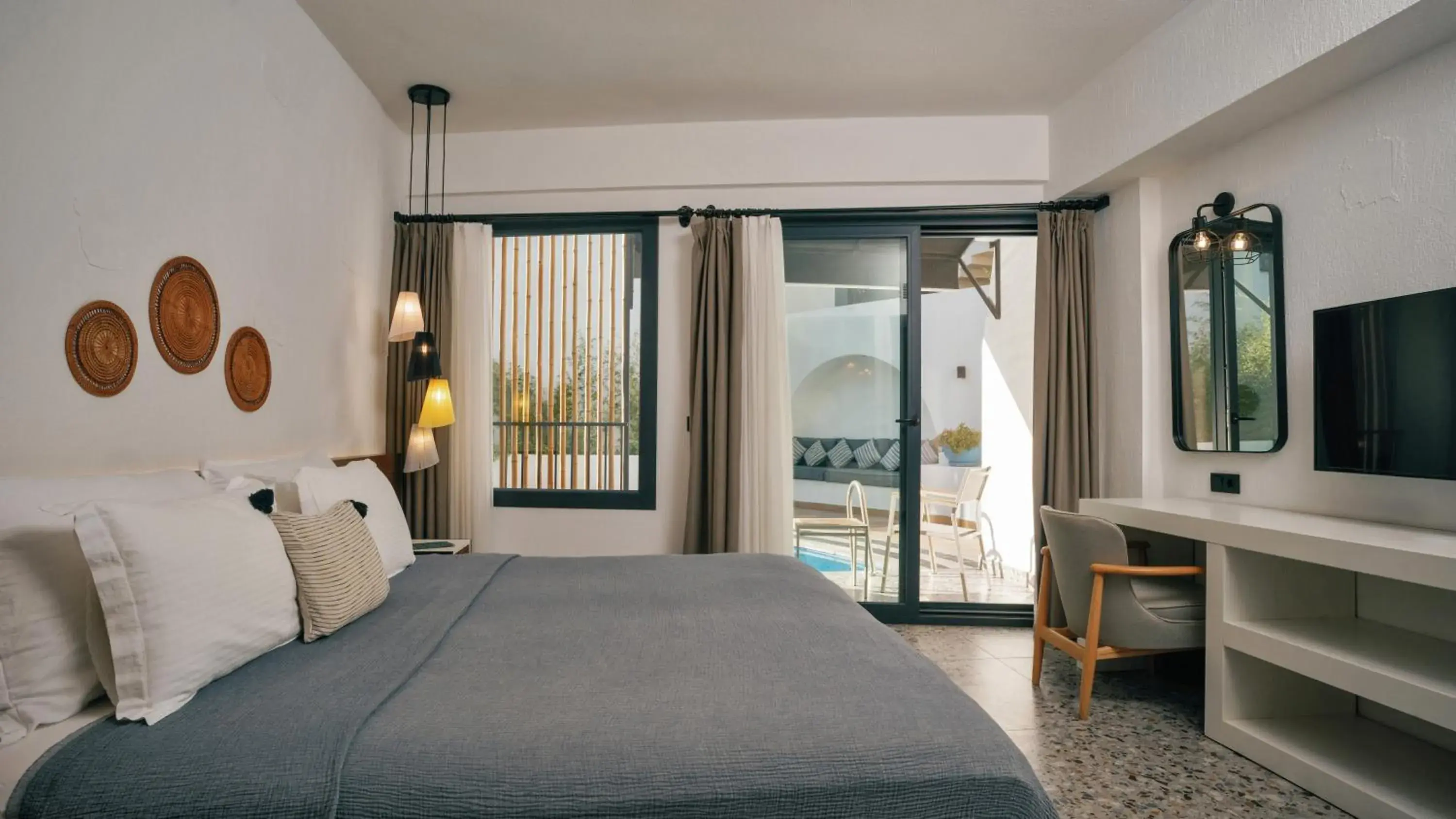 Swim-up with sharing pool in Ölüdeniz Blu Luxury Unique Hotel - Adults-Only Swim-up with sharing pool in Ölüdeniz Blu Luxury Unique Hotel - Adults-Only