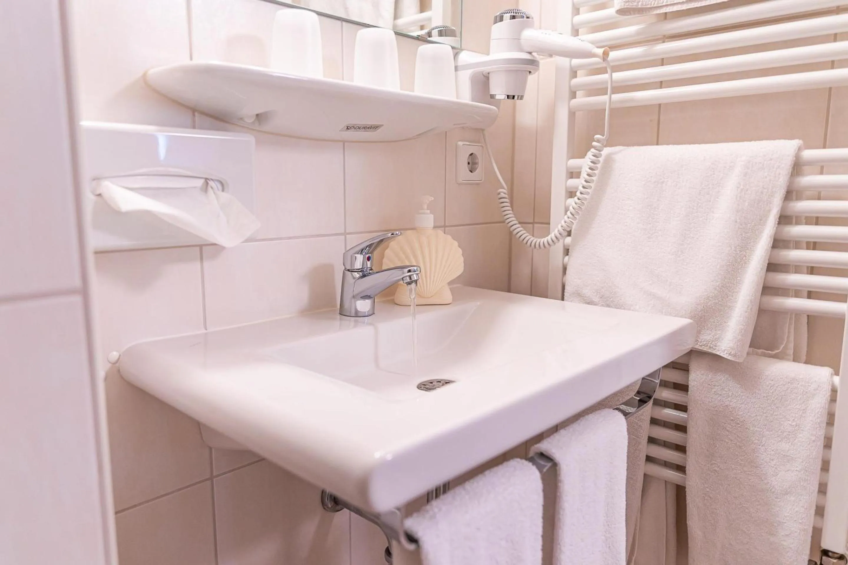 Bathroom in Hotel-Gasthaus Goldener Engel