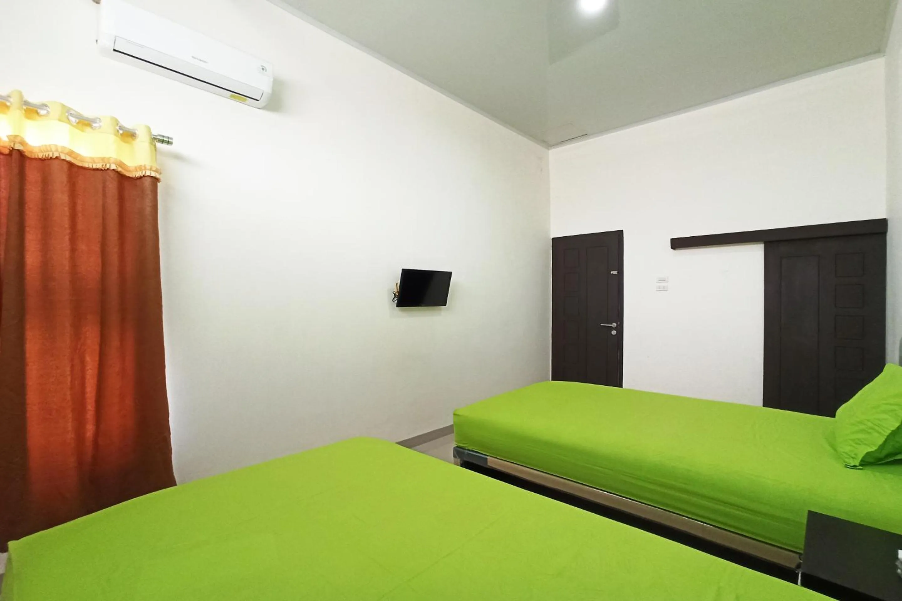 Bedroom, Bed in RedDoorz near Taman Merdeka Metro Lampung
