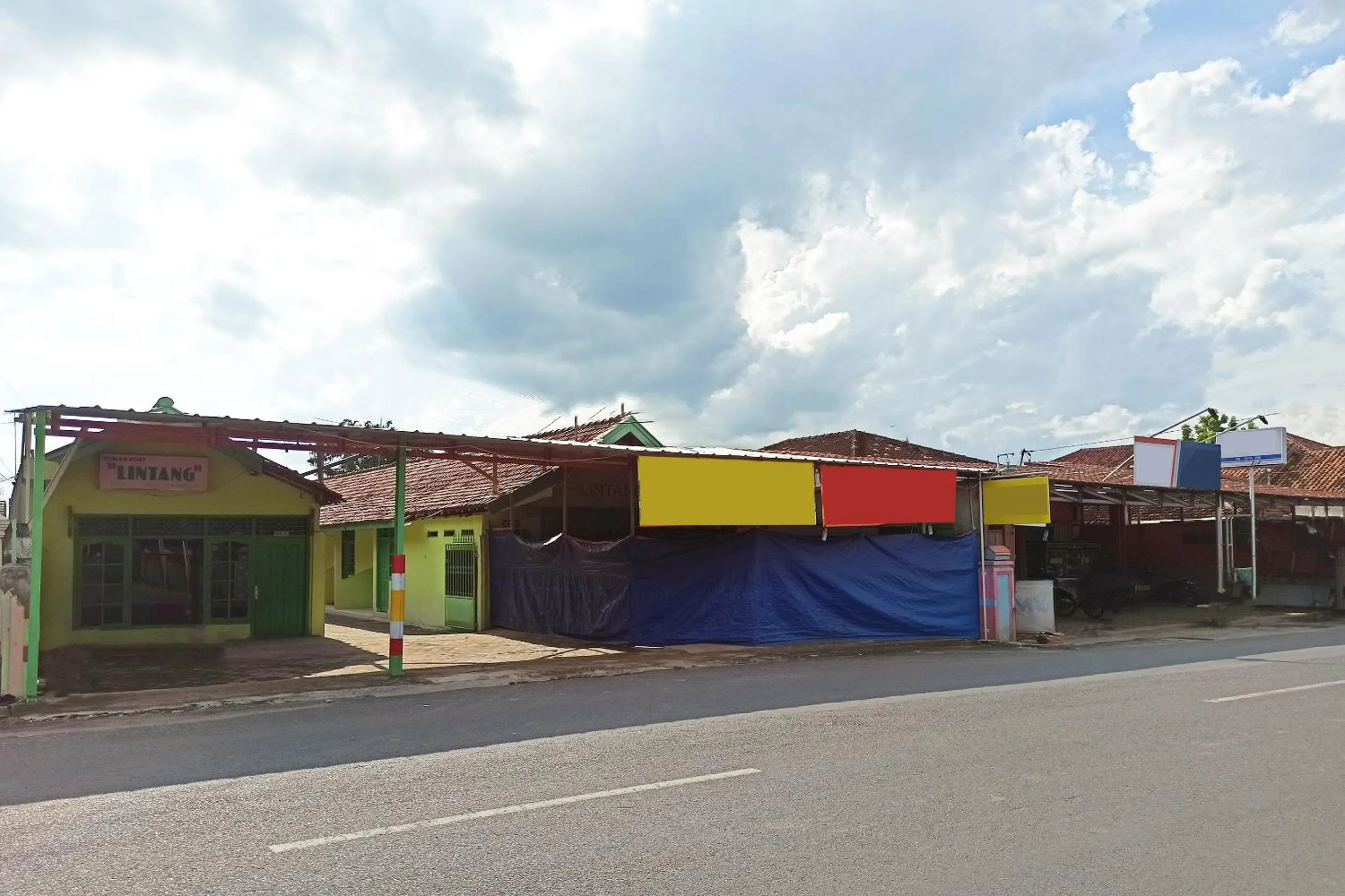 Property building in RedDoorz near Taman Merdeka Metro Lampung