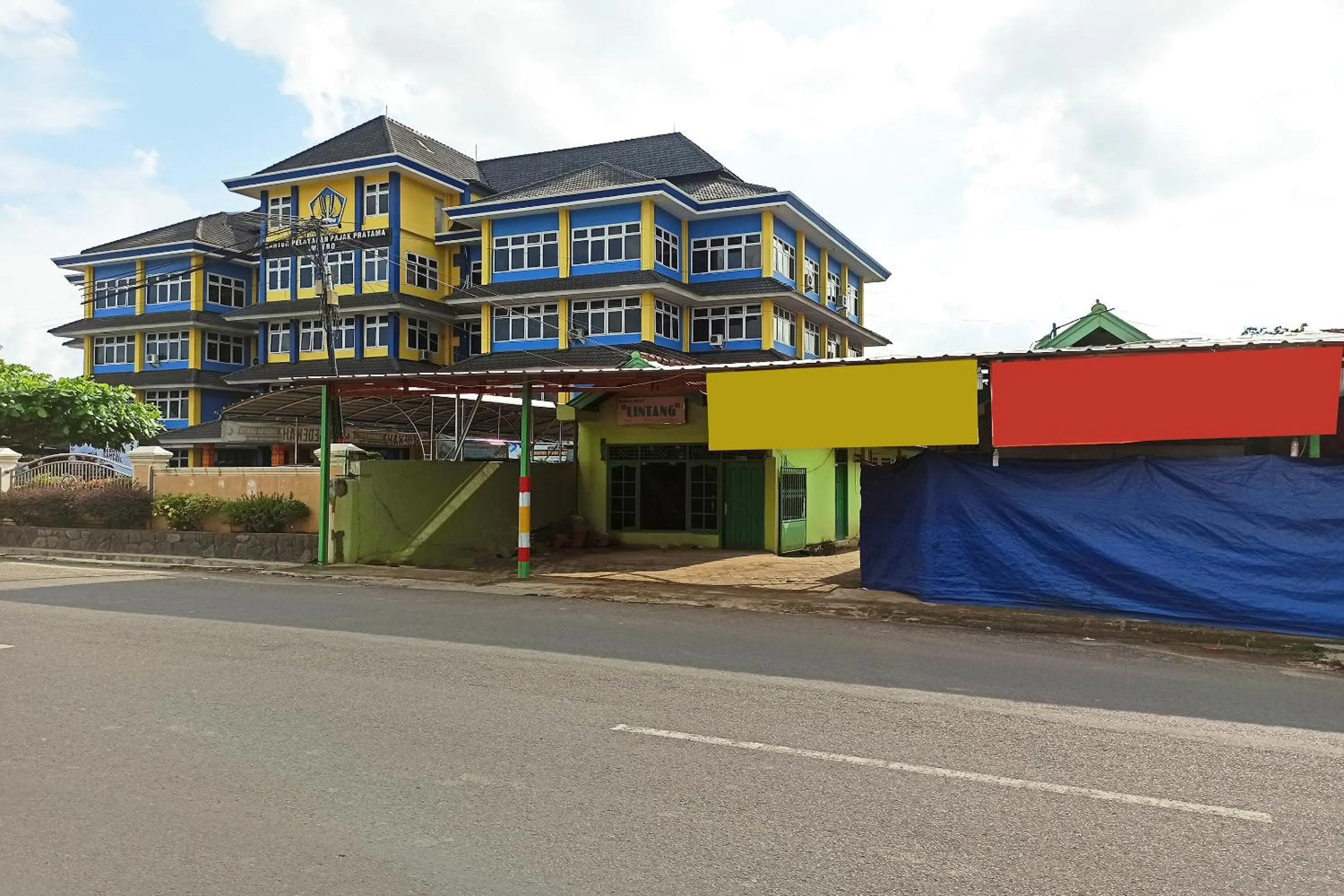 Property building in RedDoorz near Taman Merdeka Metro Lampung