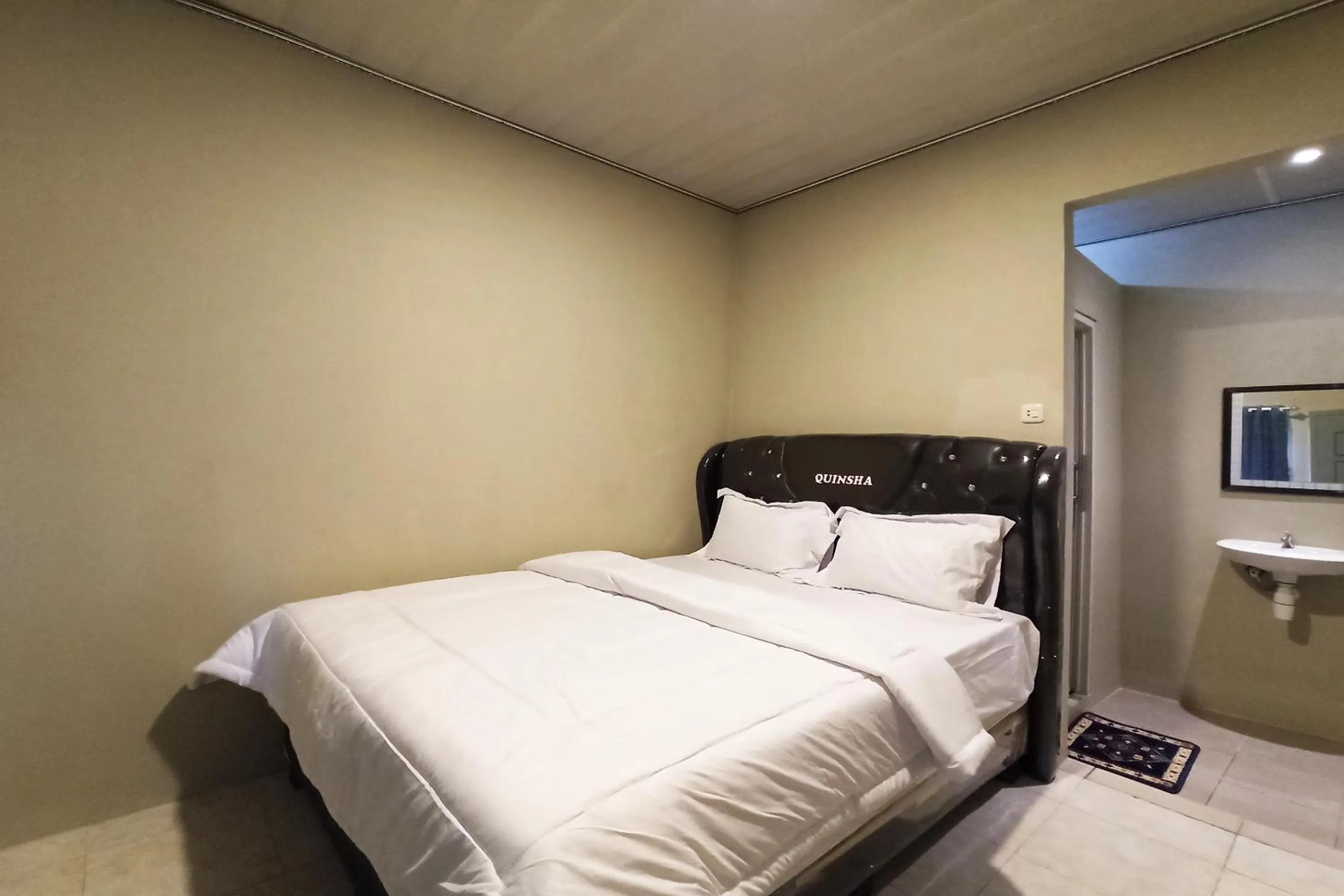 Bedroom, Bed in RedDoorz near Taman Merdeka Metro Lampung