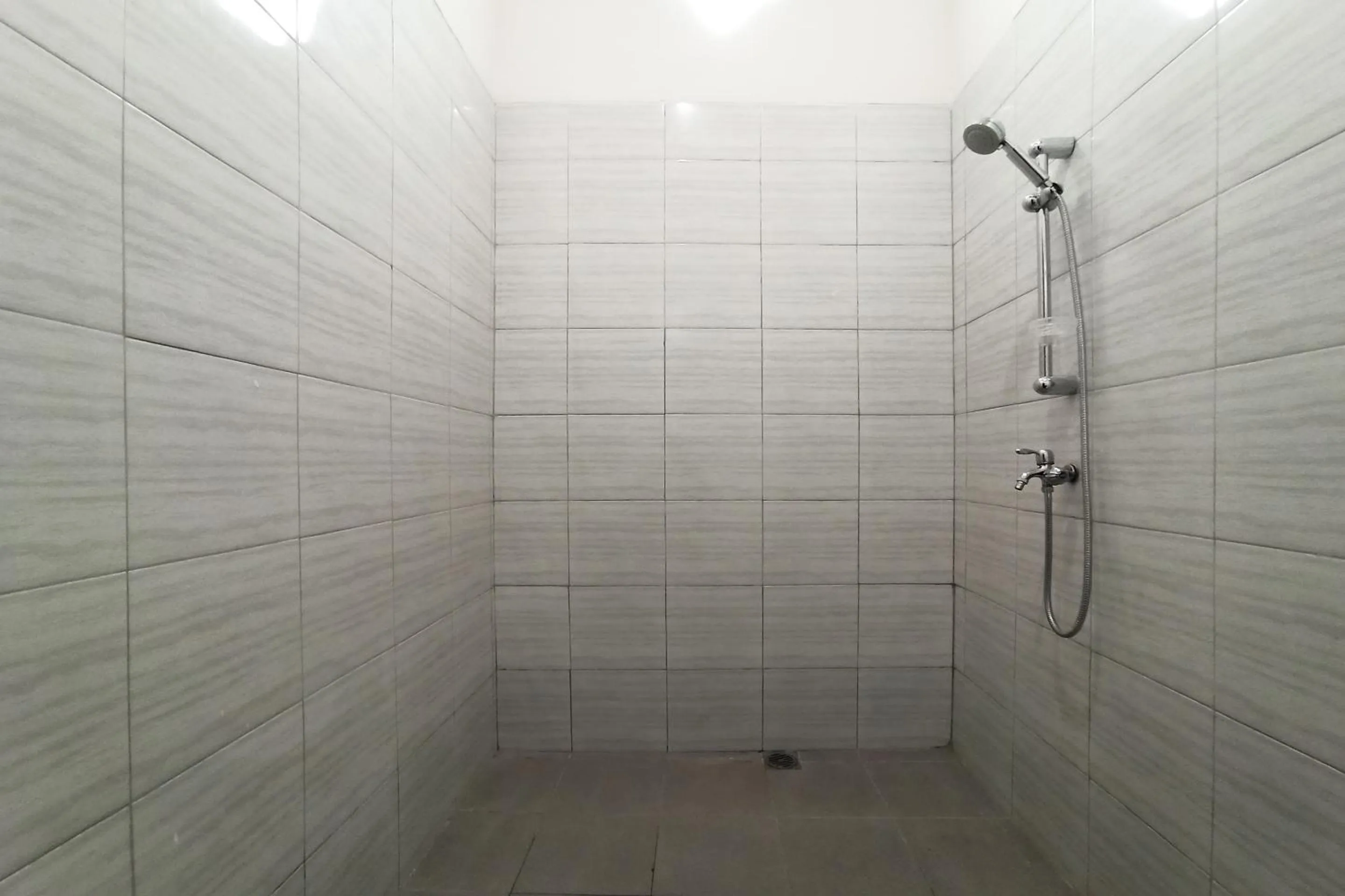 Bathroom in RedDoorz near Taman Merdeka Metro Lampung