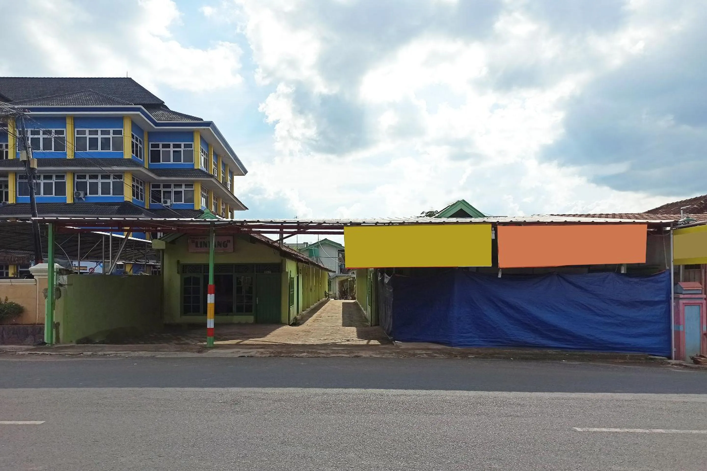 Property building in RedDoorz near Taman Merdeka Metro Lampung