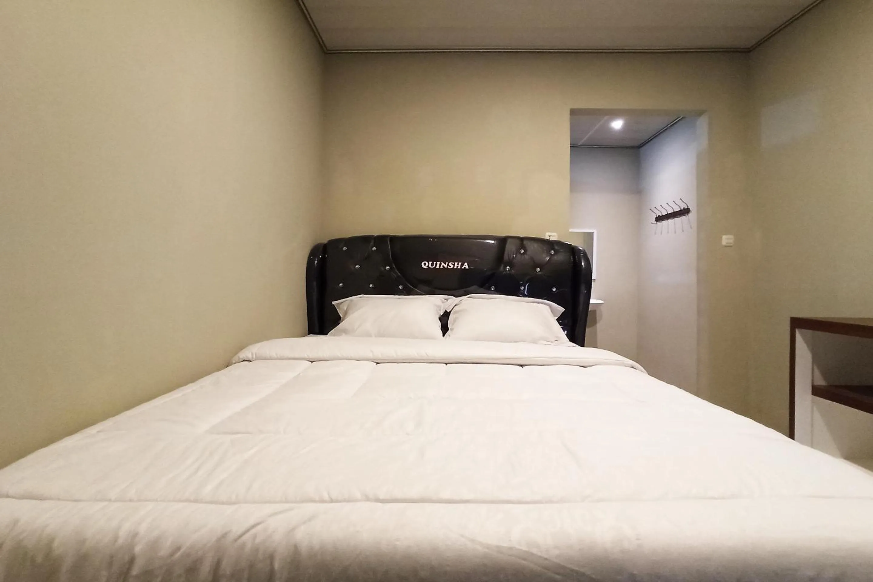 Bedroom, Bed in RedDoorz near Taman Merdeka Metro Lampung