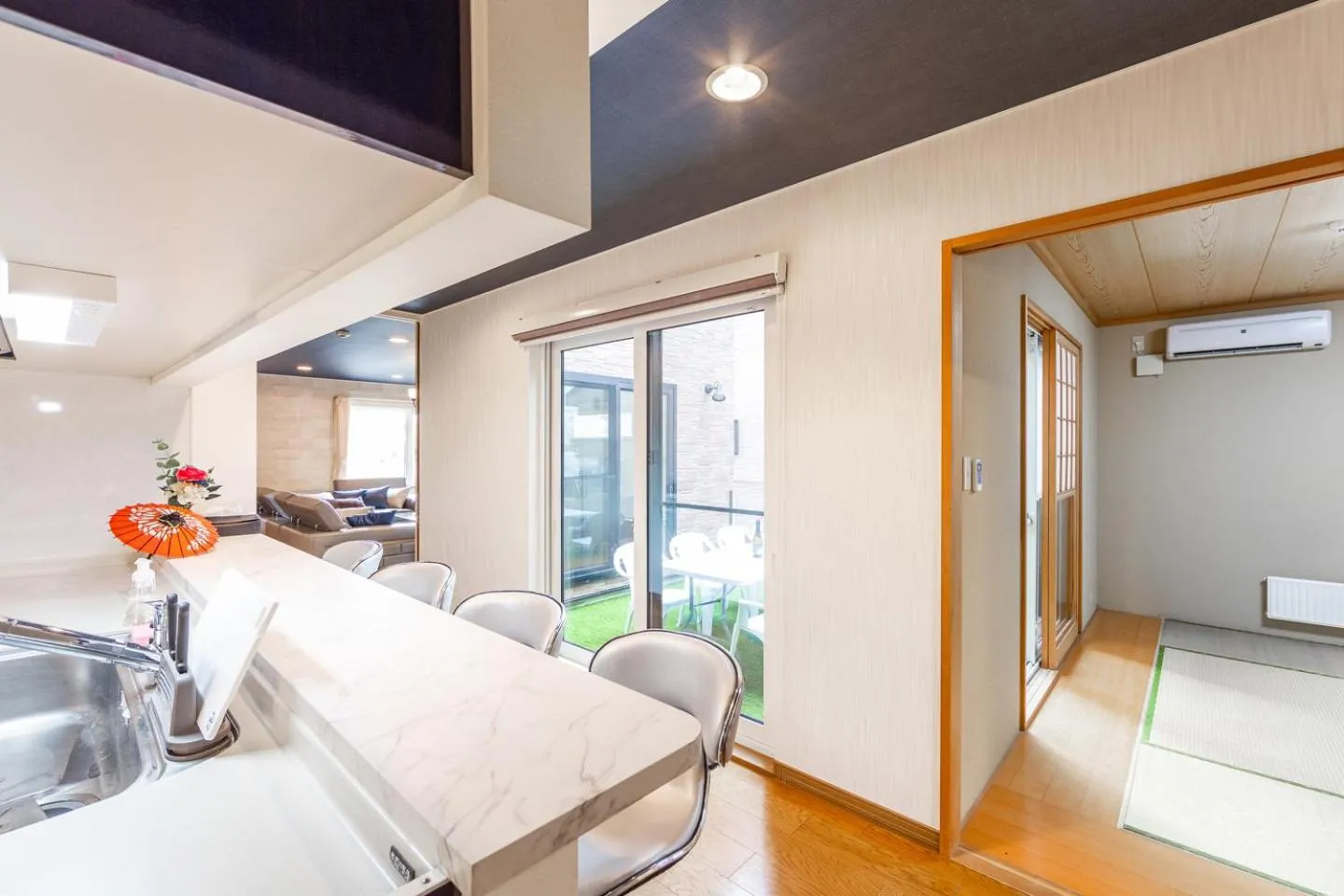 Dining area, Bed in THE WORLDWIDE HOUSE