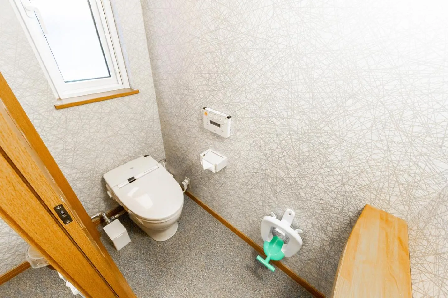 Toilet in THE WORLDWIDE HOUSE