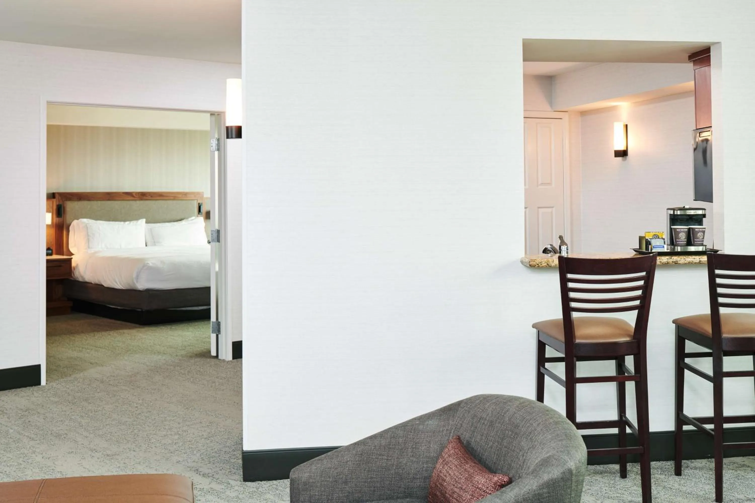 Living room, Bed in Doubletree By Hilton Fullerton