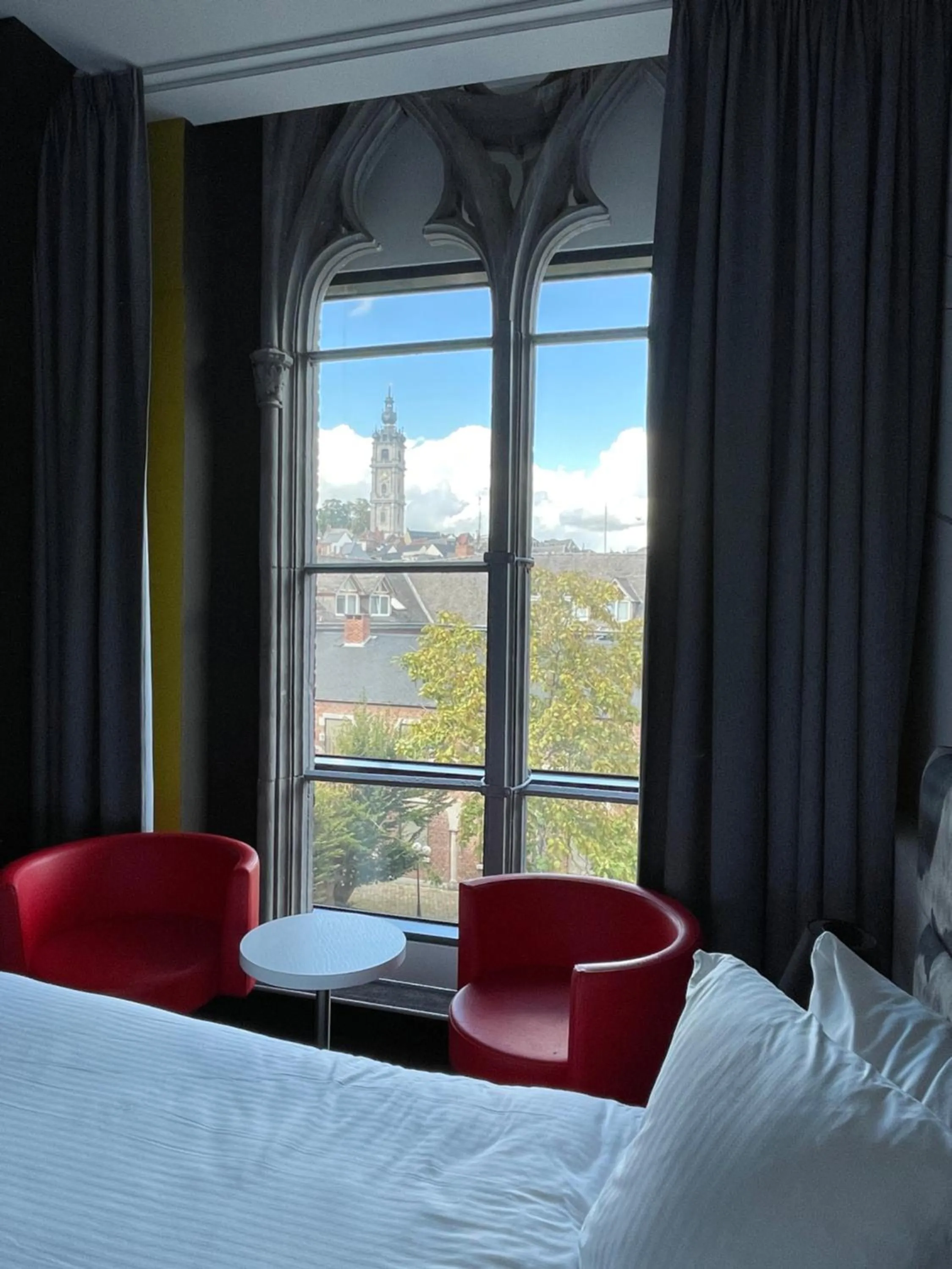 Seating area, Bed in Martin's Dream Hotel