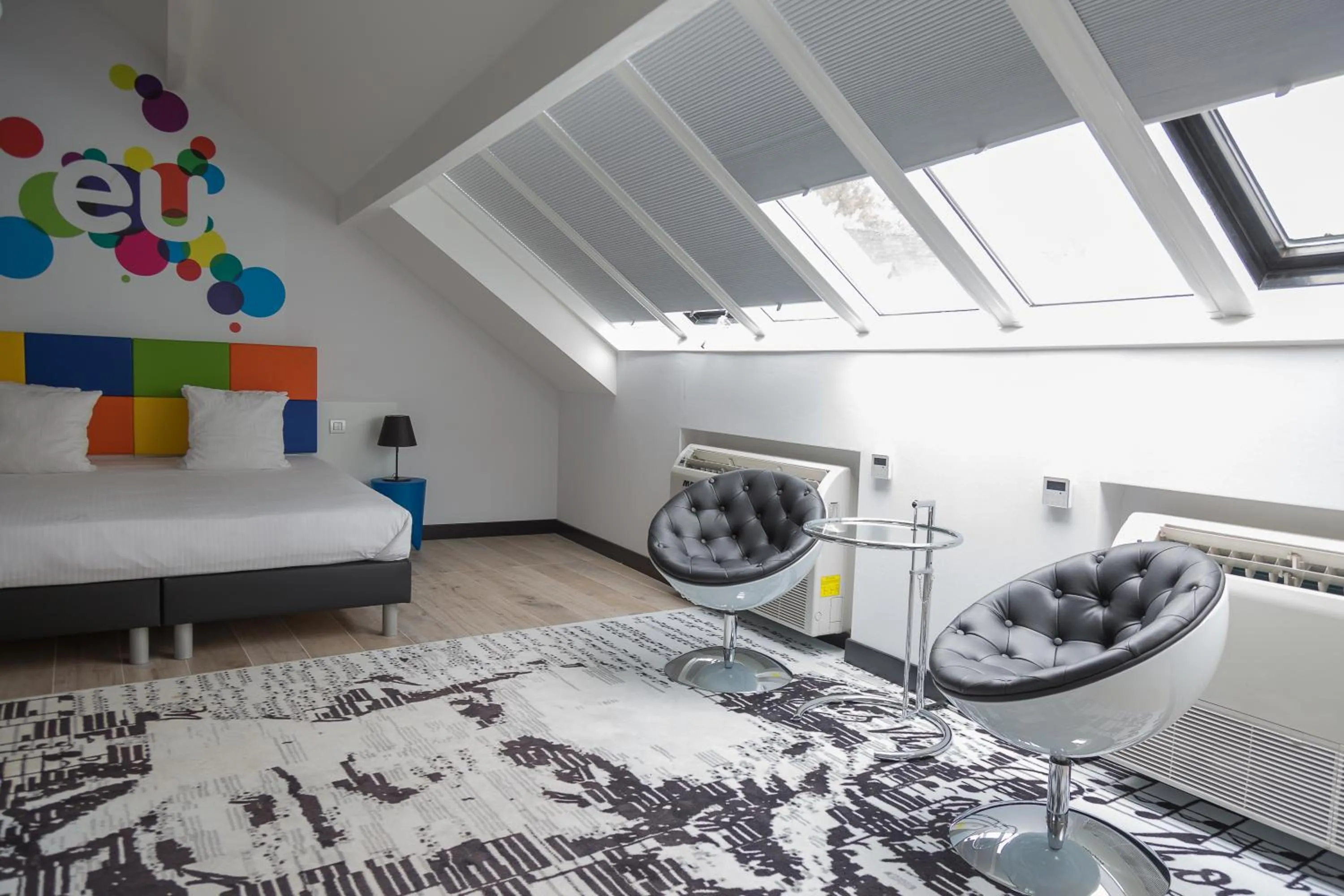 Seating area, Bed in Martin's Dream Hotel