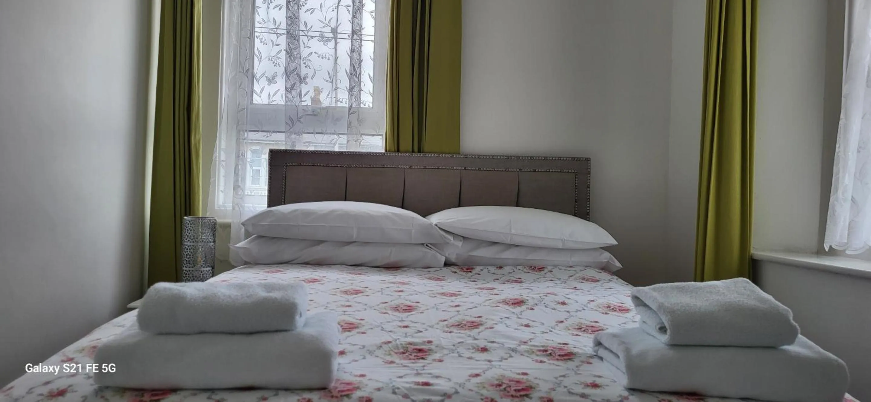 Bedroom, Bed in Holly Lodge