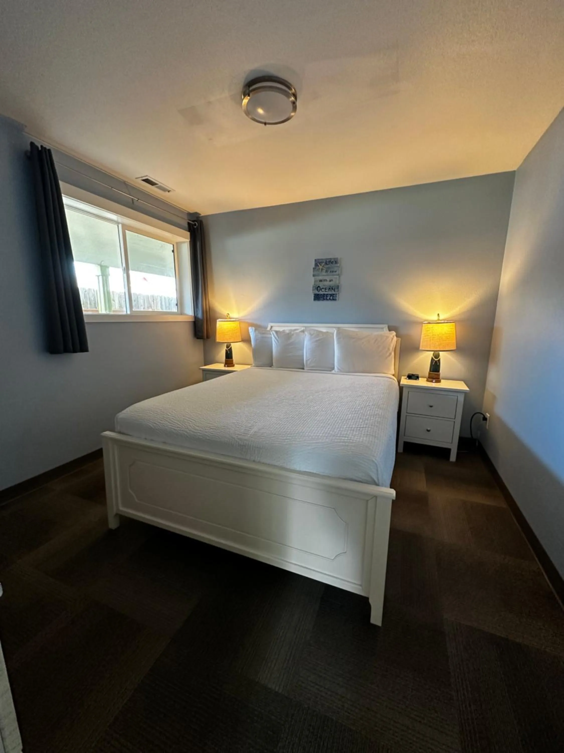 Bedroom, Bed in Coastal Inn and Suites