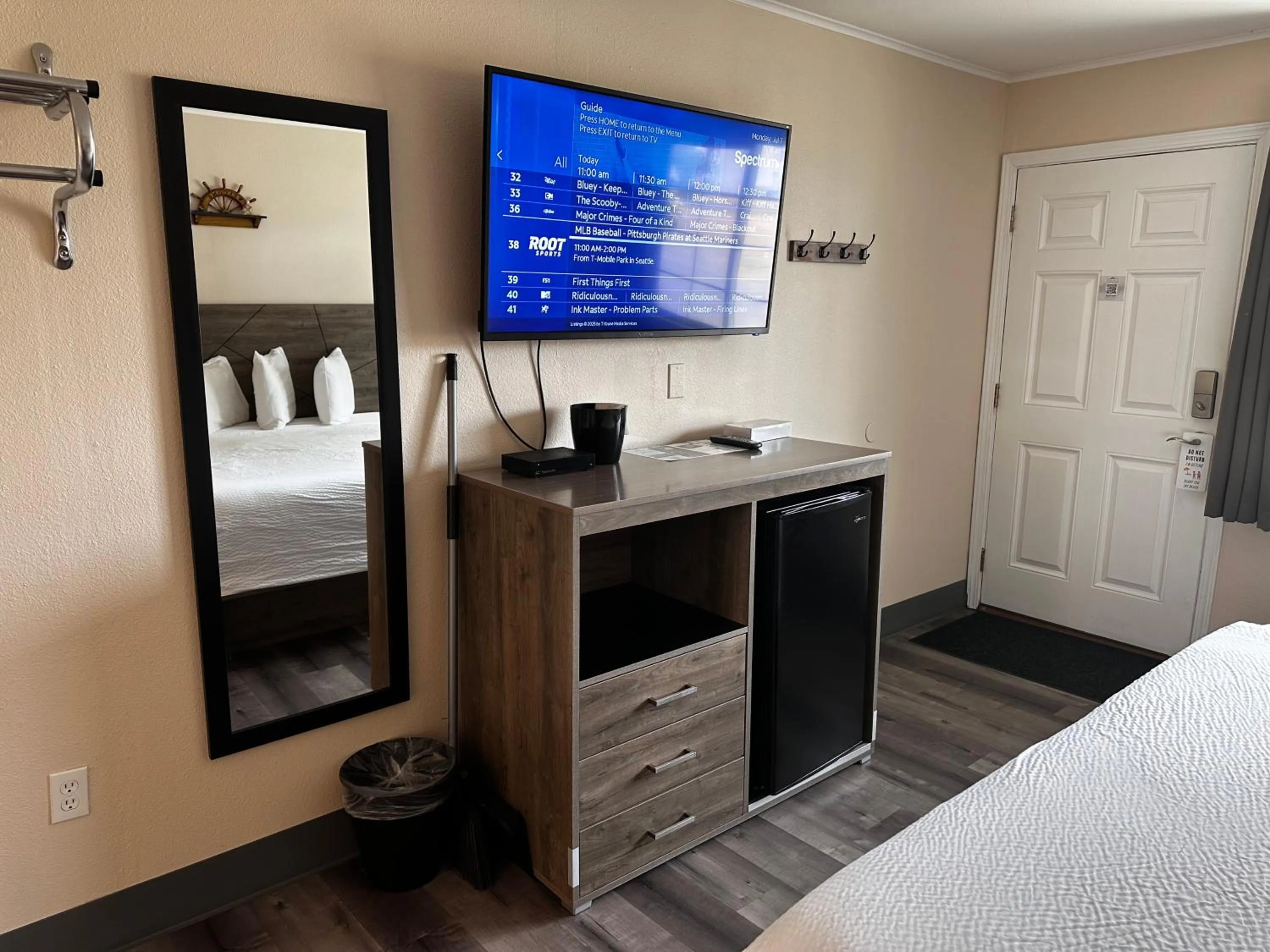 TV and multimedia, Bed in Coastal Inn and Suites