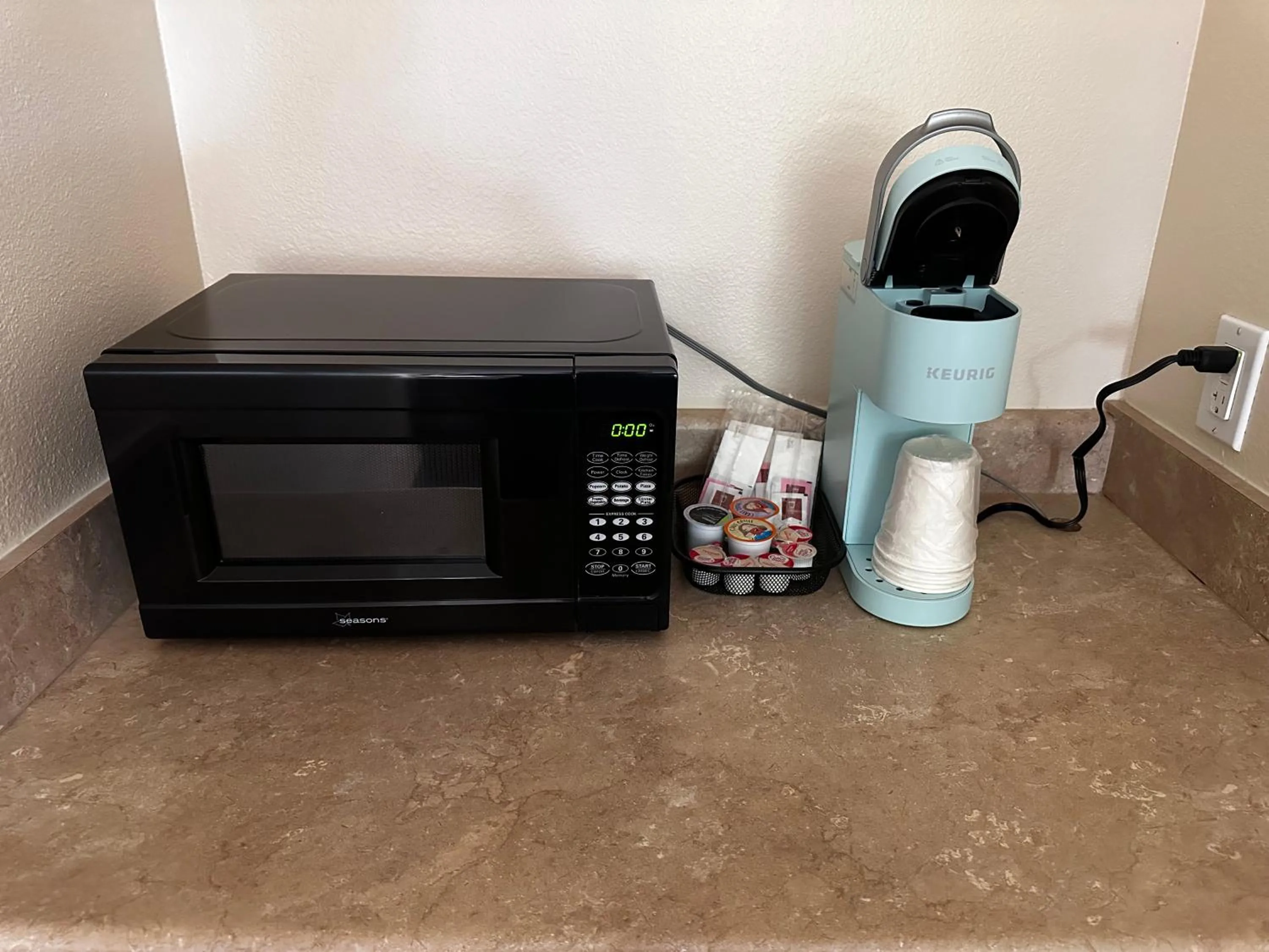 Coffee/tea facilities in Coastal Inn and Suites
