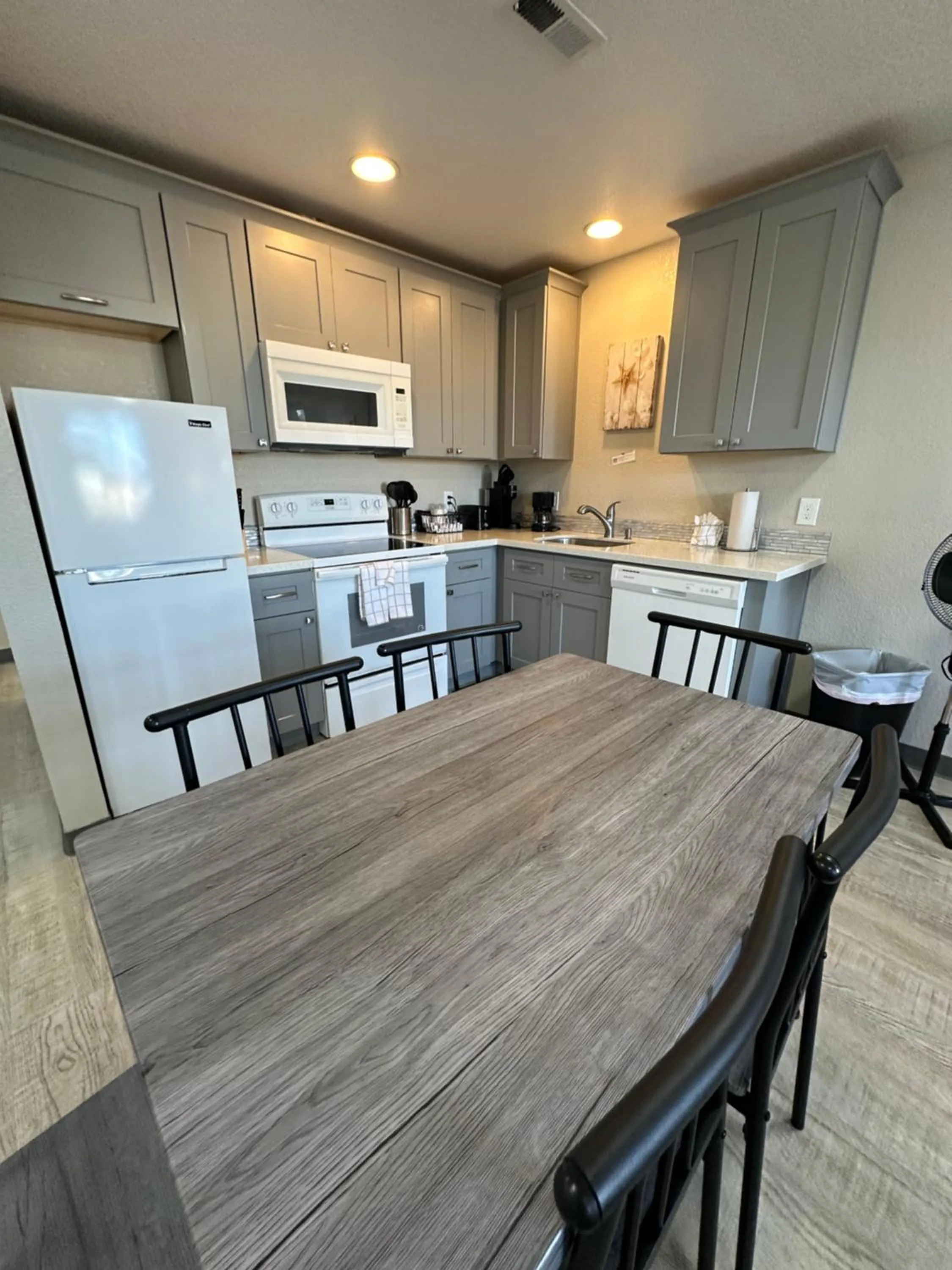 Kitchen or kitchenette in Coastal Inn and Suites