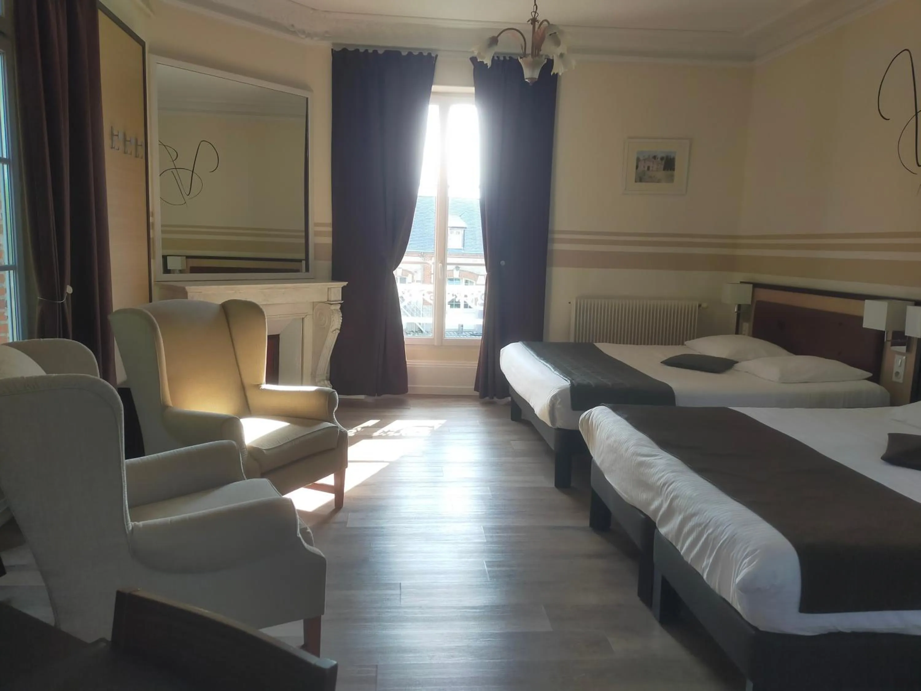 Bed in Logis Hotels Restaurants- Villa des Bordes