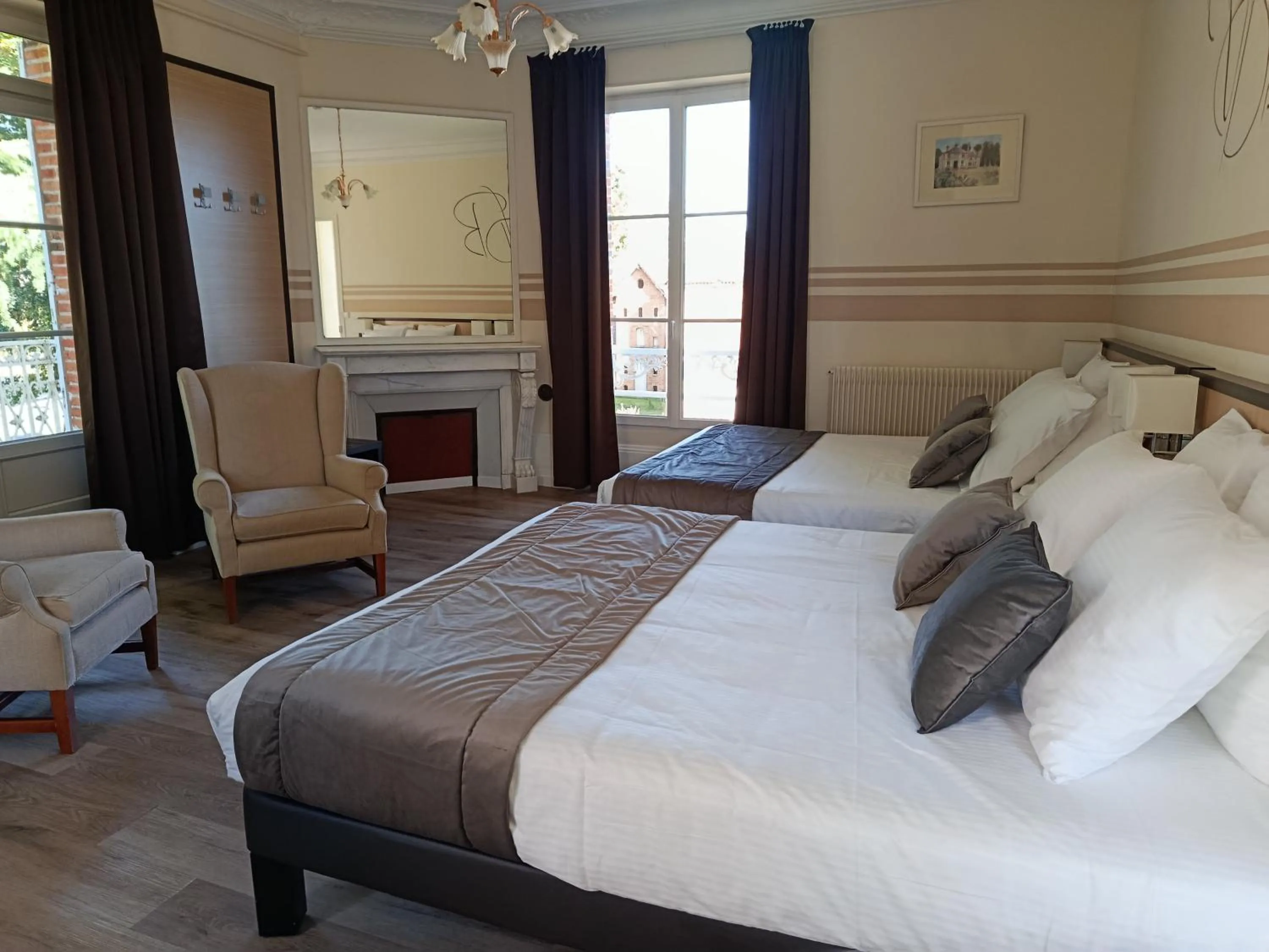 Bed in Logis Hotels Restaurants- Villa des Bordes