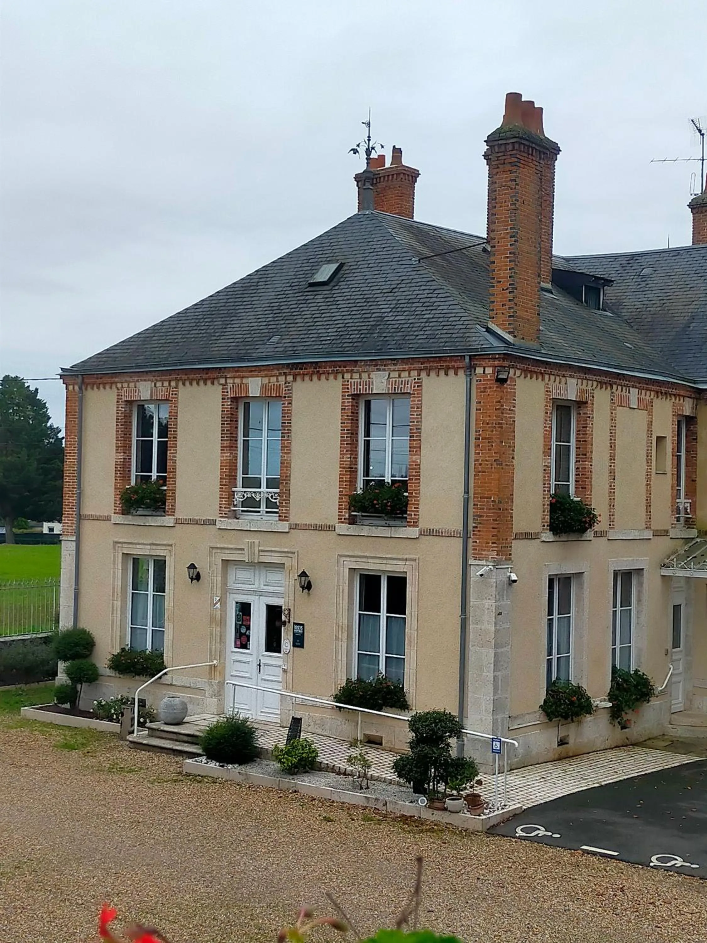 Logis Hotels Restaurants- Villa des Bordes