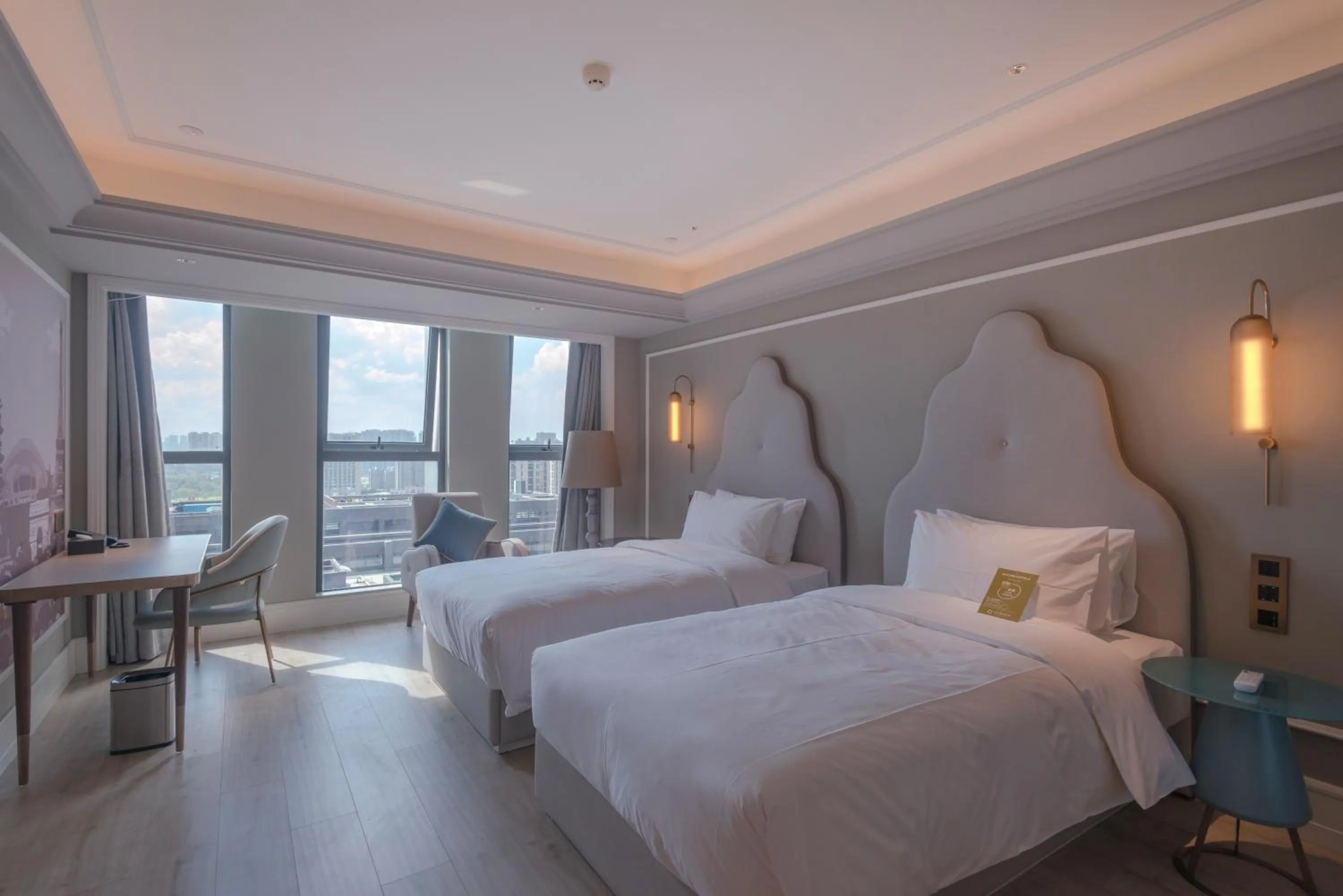 Photo of the whole room, Bed in Mercure Hotel Hangzhou East Railway Station