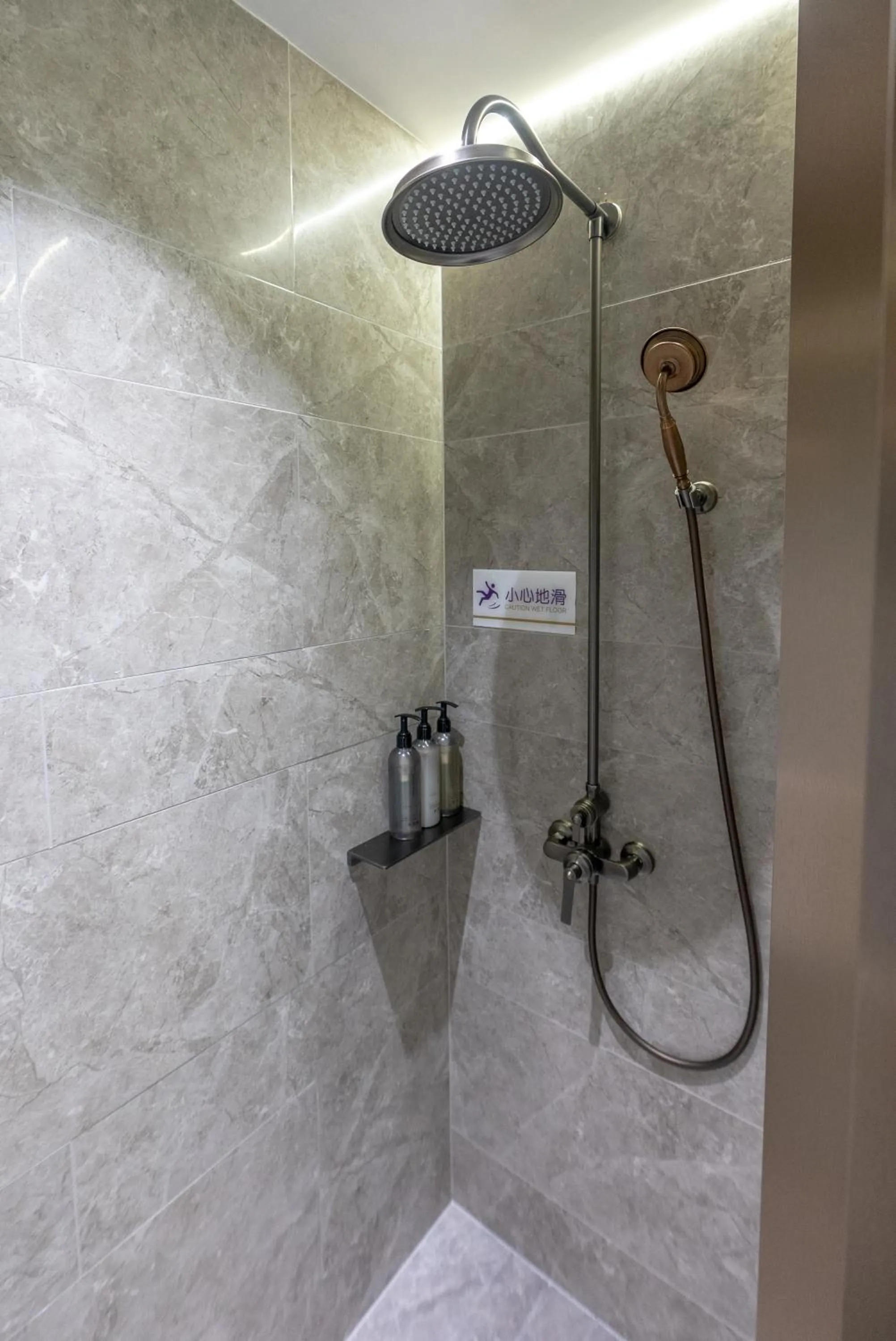 Shower in Mercure Hotel Hangzhou East Railway Station