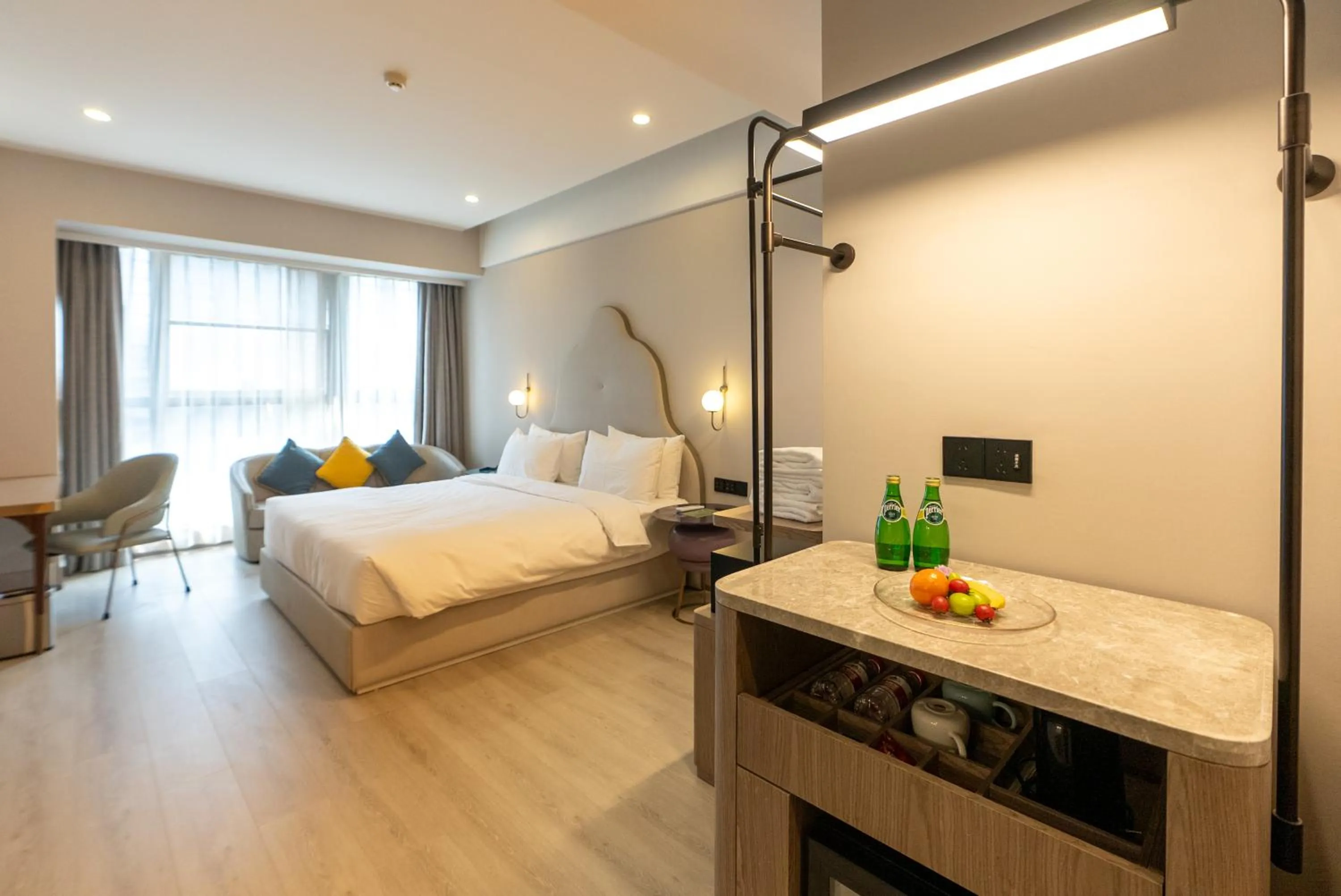 Photo of the whole room, Bed in Mercure Hotel Hangzhou East Railway Station