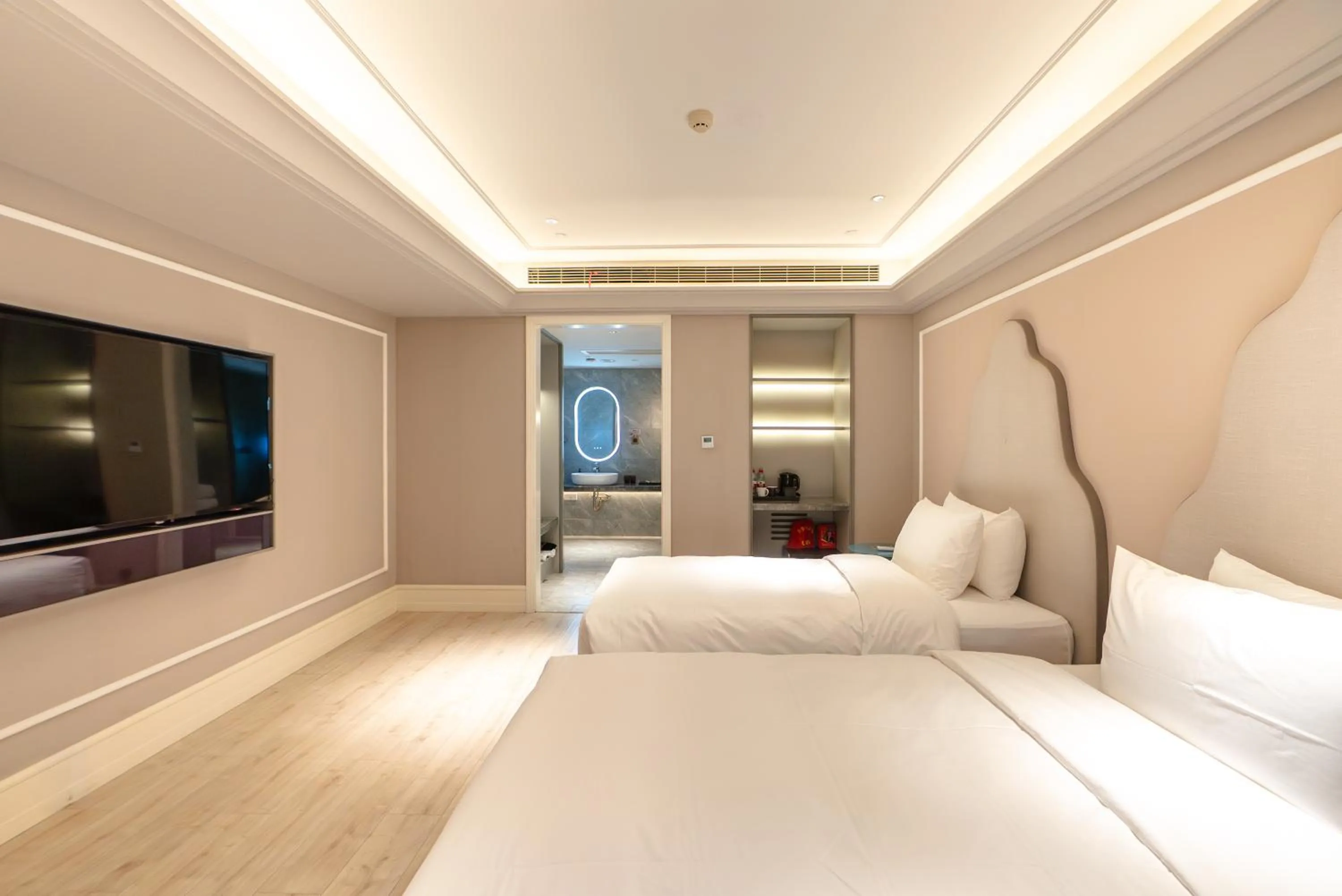 Photo of the whole room, Bed in Mercure Hotel Hangzhou East Railway Station