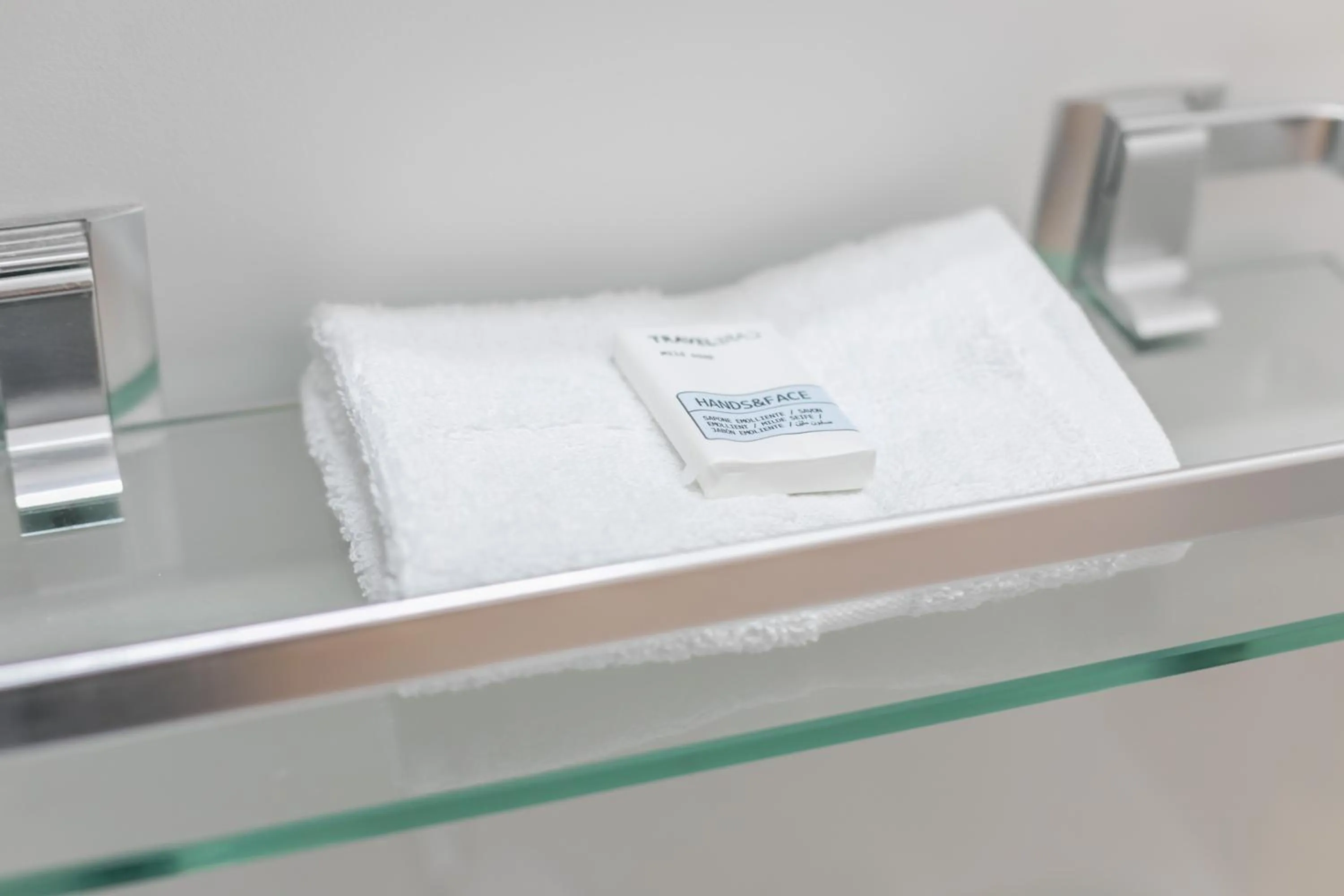 Shower, Bed in WS Tour Eiffel - Saint-Charles