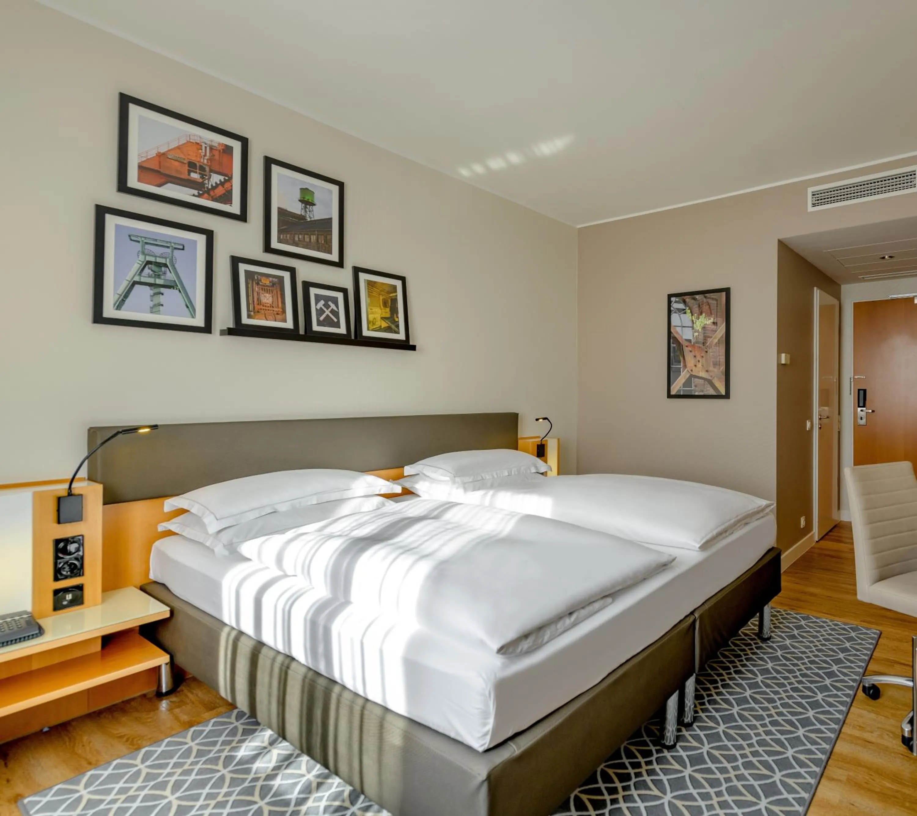 Property building, Bed in Mercure Hotel Bochum City