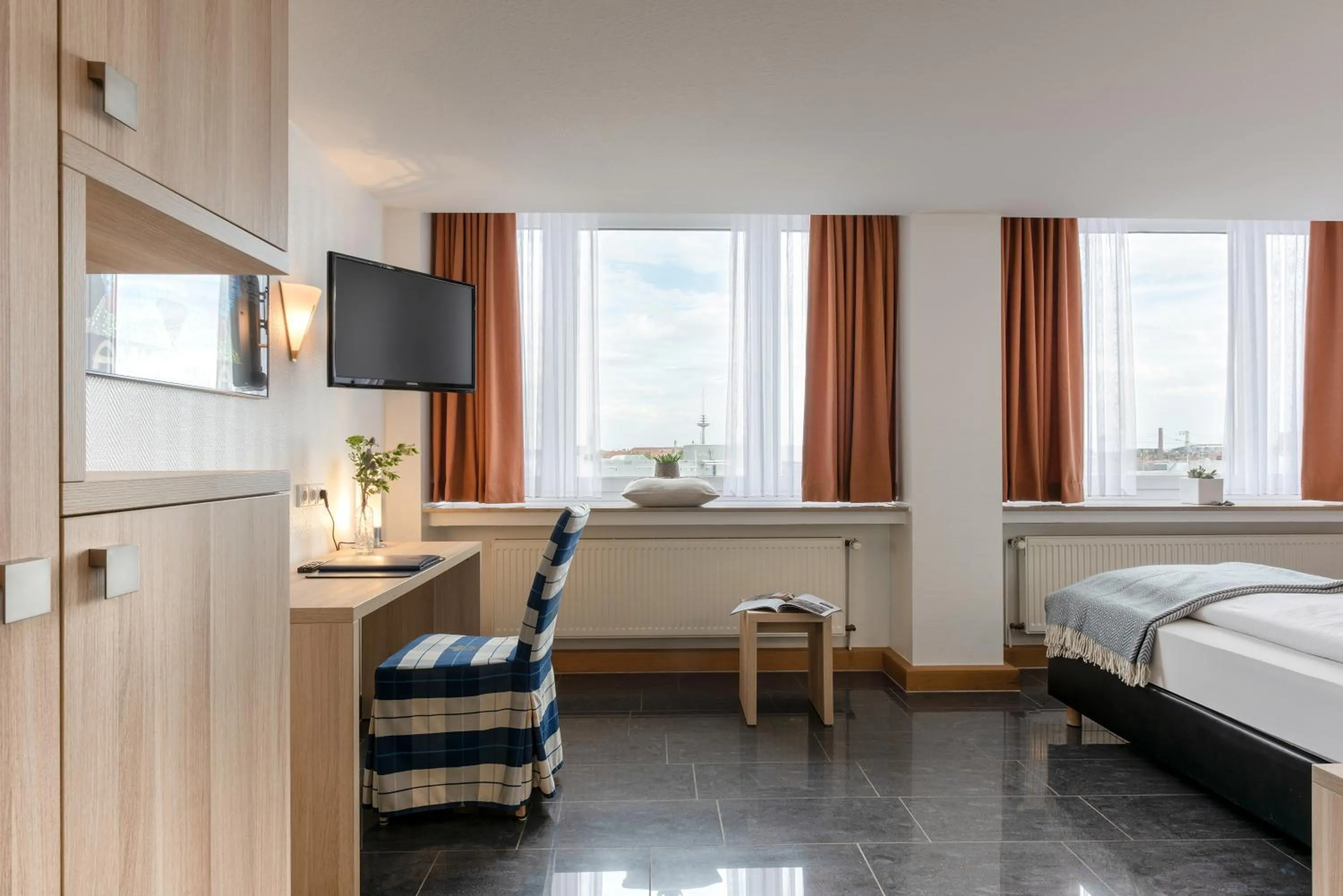 Living room, Bed in Hotel Conti Am Hauptbahnhof